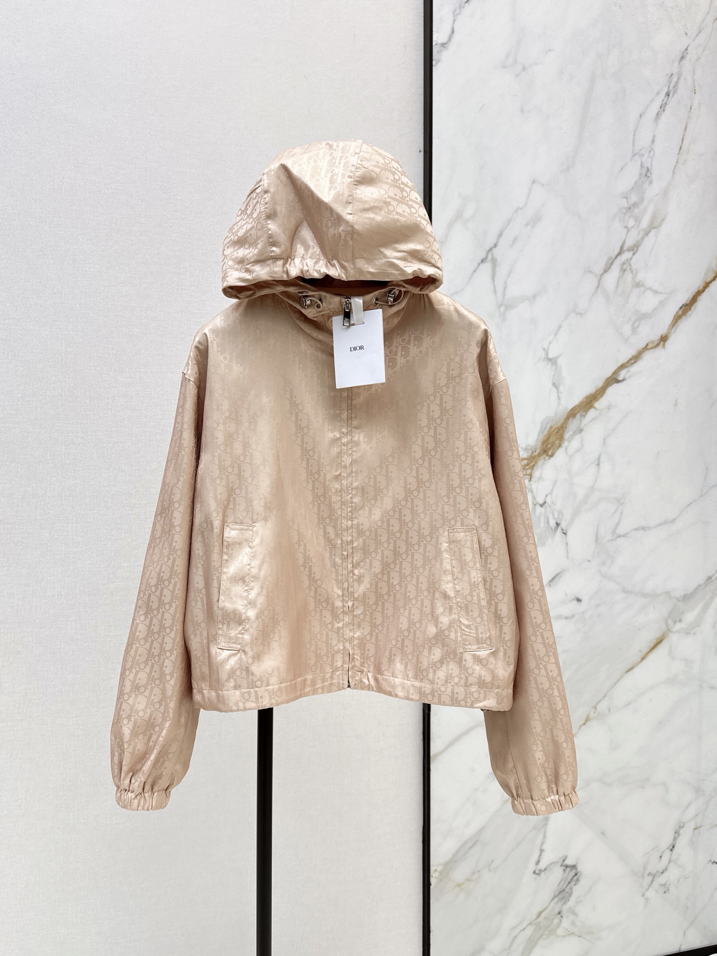 NO:899237,CD 26Ss————The latest classic jacquard hooded jacket for spring and summer. Light and breathable. The dark pattern is highly recognizable. The texture can be seen at a glance. Hooded + full zipper design. Easy to put on and take off. Elastic cuffs. Windproof and comfortable. Loose fit. Not picky about your figure. Pair with high-waist pants or skirts. OK for casual commuting. Outdoor activities. Easy to control in daily wear. One color smlxl,,skirts,jackets & coats,hats,19860909CD 26Ss————春夏最新款经典提花连帽外套 轻薄透气 暗纹老花辨识度超高 一眼看出质感 连帽+全拉链设计 穿脱方便 袖口松紧收口 防风又舒适 宽松版型 不挑身材 搭配高腰裤或裙子 休闲通勤都OK 户外活动 日常穿搭都能轻松驾驭 一色smlxl,,skirts,jackets & coats,hats,,Women's clothing