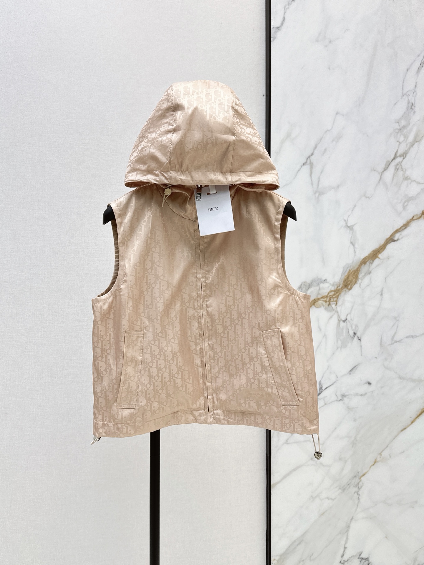 NO:899232,CD 26Ss - the latest classic presbyopic hooded vest for spring and summer. The fabric is light and breathable. The dark patterned presbyopia is highly recognizable. You can see the texture at a glance. The drawstring adjusts the brim and hem. The zipper opening and closing is super square. It is easy to handle the loose fit. The sleeveless vest is neat and not bloated. It goes well with jeans or skirts. Practical and fashionable. Suitable for daily commuting. One color smlxl,,skirts,jeans,hats,19860909CD 26Ss———春夏最新款经典老花连帽马甲 面料轻薄透气 暗纹老花辨识度超高 一眼看出质感 抽绳调节帽檐+下摆 拉链开合超方 轻松拿捏松弛版型 无袖马甲利落不臃肿 搭配牛仔裤或半裙都很出彩 实用又时髦 通勤日常都适配 一色smlxl,,skirts,jeans,hats,,Women's clothing