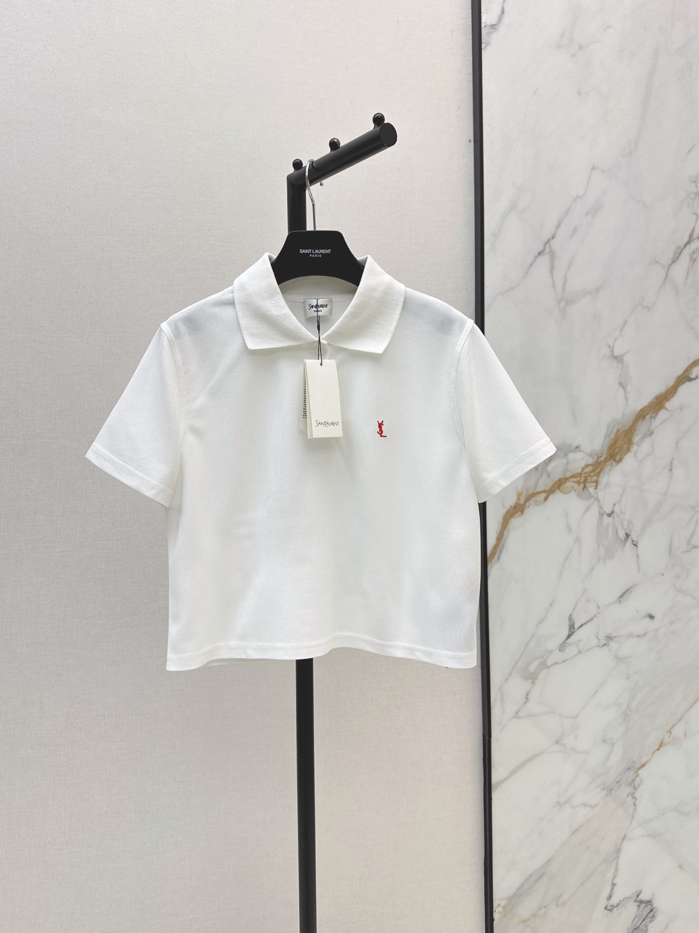 NO:899227,170SL 26Ss————The latest spring and summer short olo short-sleeved top with small embroidery. Mini logo embroidery of the same color on the left chest. Low-key and exquisite, highly recognizable and unobtrusive. The pique cotton fabric has its own breathable mesh. It will not stick to the body when you sweat in summer. A short olo shirt that can be matched with everything. Minimalist and closed eyes, two-color sml, loro piana, T-shirt,19860909170SL 26Ss————春夏最新款小刺绣短款olo短袖上衣 左胸口迷你同色系logo刺绣 低调精致 辨识度高不张扬 珠地棉面料自带透气网眼 夏天出汗完全不粘身子 百搭不出错的短款olo衫 极简控闭眼入两色sml,,loro piana,T-shirt,,Women's clothing
