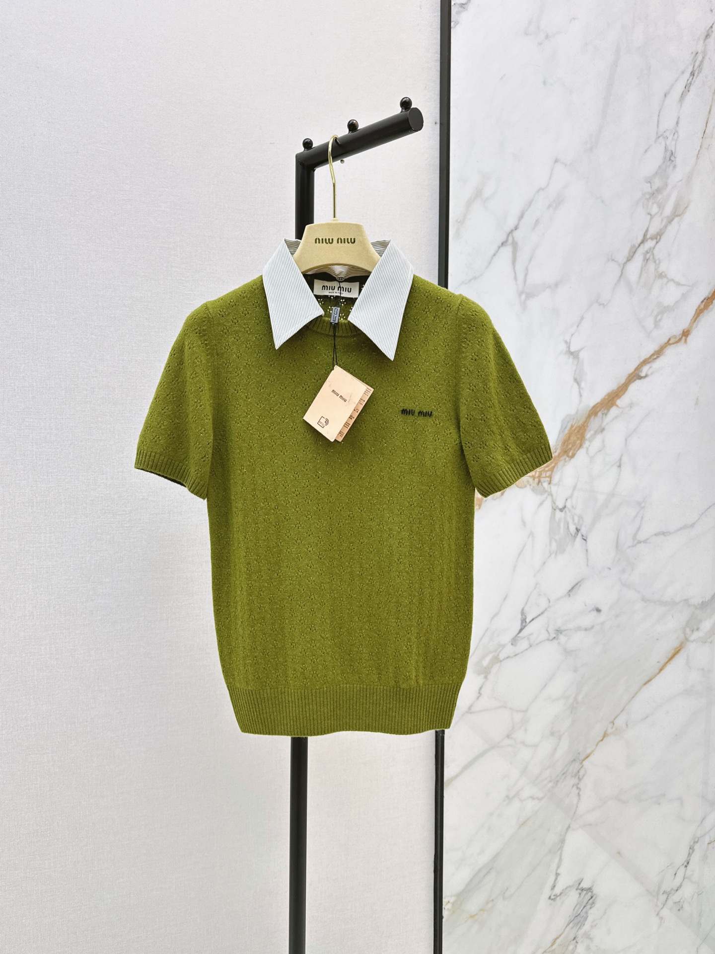 NO:899222,Miu 26Ss - the latest contrasting color fake two-piece sweater in early autumn. Bai Fumei is a must-have and versatile artifact. The original customized imported cashmere yarn is soft and delicate. The classic version makes the upper body slim~ The age-reducing Miu girl style is fashionable and advanced. One color is available for sale sml,, miumiu,19860909Miu 26Ss———早秋最新款撞色假两件针织衫白富美必入百搭神器 原版定制进口羊绒纱线 柔软细腻 经典版型上身巨显瘦～ 减龄缪系少女风时髦又高级 一色现货发售sml,,miumiu,,Women's clothing