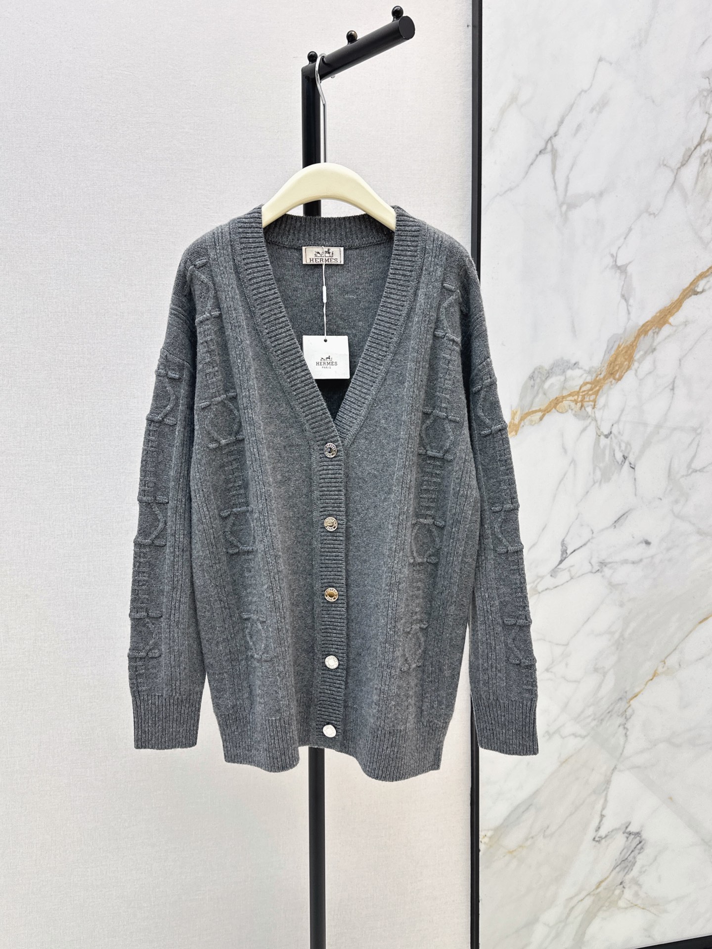 NO:899217,Her 26Ss - the latest positioning cable cashmere cardigan jacket for early autumn. The imported sheep yarn has a delicate and soft feel. The three-dimensional jacquard pattern is low-key and luxurious. The temperament V-neck is elegant and fashionable. The classic version is slim and versatile. Highly recommended as a must-have item. Three-color sml,, jackets & coats,19860909Her 26Ss———早秋最新款定位绞花羊绒开衫外套进口羊线纱线细腻柔软的手感无敌赞 立体提花图案低调奢华 气质V领优雅又时髦 经典版型不挑人上身显瘦又百搭 强烈推荐必入单品 三色sml,,jackets & coats,,Women's clothing