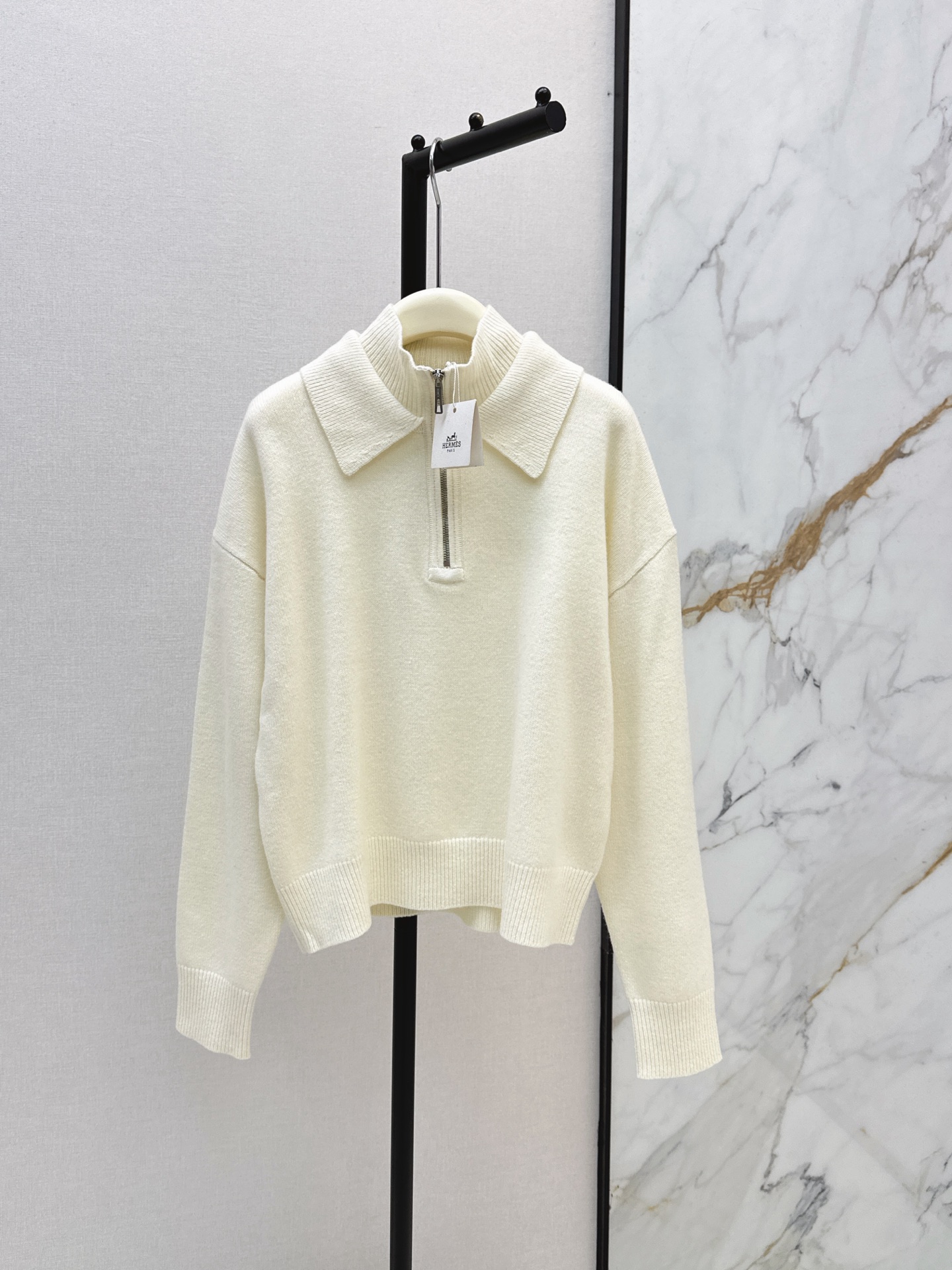 NO:899214,High-intellectual wear Her 26Ss - the latest college-style double-collar cashmere sweater in early autumn to reduce age, large lapel, half-zip stand-up collar, fake two-piece design. Minimalist wear design is fashionable and advanced. The quality control of imported 100% cashmere yarn is a must. Swiss weaving technology is simple and elegant. The temperament is elegant and versatile without being picky. A must-have fashionable and high-end item for Bai Fumei. Three-color sml,,sweaters,19860909高智感穿搭 Her 26Ss————早秋最新款学院风双层领羊绒毛衣减龄大翻领半拉链立领假两件设计 极简穿搭设计感时髦又高级 进口百分百羊绒纱线品质控必入 瑞士机织工艺简洁大气 气质优雅百搭不挑人 白富美必备时髦高级单品 三色sml,,sweaters,,Women's clothing