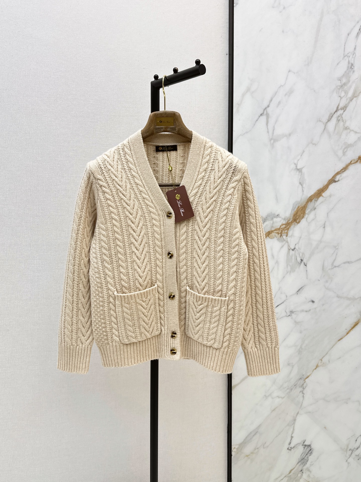 NO:899211,High-intellectual wear LP 26Ss - the latest old-money style early-autumn style, elegant wool V-neck cardigan jacket, 100% imported cashmere, heavy weight yarn, incomparable texture, simple and elegant cable workmanship, a must-have high-end item for white and rich beauty, classic version, tall and slim, elegant and versatile, three-color sml,, loro piana, jackets & coats,19860909高智感穿搭 LP 26Ss————早秋最新款老钱风穿搭气质羊毛V领开衫外套百分百进口羊绒重磅克重纱线质感无敌赞 绞花工艺简洁大气 白富美必备高级单品 经典版型上身高挑又显瘦 优雅百搭不挑人 三色sml,,loro piana,jackets & coats,,Women's clothing
