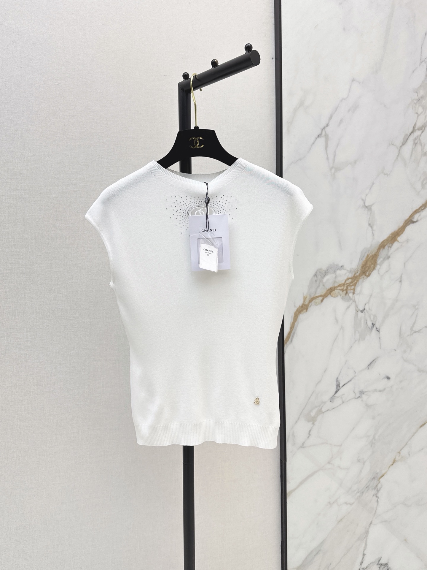NO:899208,C Home 26Ss————The latest coco girl outfit for spring and summer. Logo hot-drilled knitted off-shoulder top. Simple logo logo design. Versatile, age-reducing and fashionable. The texture of imported yarn is delicate and comfortable. A must-have outfit for white, rich and beautiful people. The version is not picky and makes the upper body look slimmer. Two-color sml,,chanel,19860909C家 26Ss————春夏最新款coco女孩穿搭logo烫钻针织落肩上衣 简约标志logo设计 百搭减龄又时髦 进口纱线质感细腻舒适 白富美必备穿搭 版型不挑人上身巨显瘦 两色sml,,chanel,,Women's clothing
