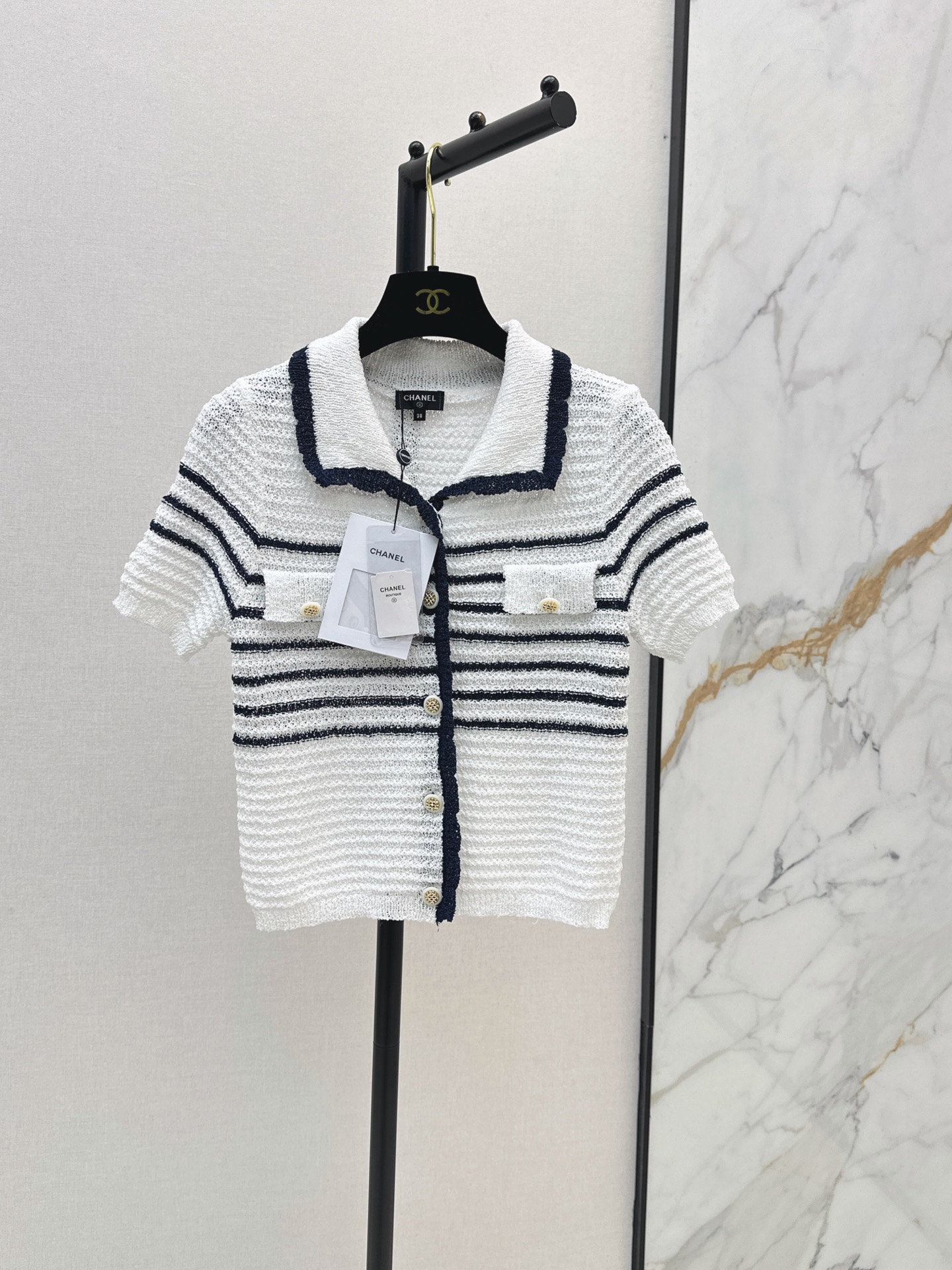 NO:899243,C Home 26Ss————Latest lapel striped sweater for spring and summer. Light and breathable. Super comfortable to wear in spring and summer. Perfect recognition. Loose off-shoulder version. Easily switch between sweet and cool or casual style. The hollow design is breathable and fashionable. It can be easily used for commuting and vacation. It is a must-have and versatile item in the spring and summer wardrobe. One color sml,,chanel,19860909C家 26Ss————春夏最新款翻领条纹针织衫 轻薄透气 春夏穿超舒服 辨识度满分 宽松落肩版型 轻松切换甜酷or休闲风 镂空设计透气又时髦 通勤度假日常都能轻松驾驭 是春夏衣橱必备百搭单品 一色sml,,chanel,,Women's clothing