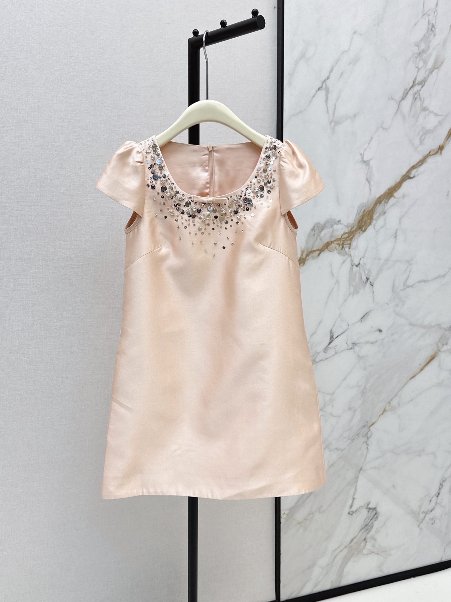 NO:899236,Fashionable design 26Ss————The latest gentle nude pink satin straight short dress for spring and summer. Heavy handmade beading decoration. Large and small gradient sequins and rhinestones are strewn with starlight glitter. It is exquisite and eye-catching. The fabric is straight and straight with a low-key noble luster. The loose straight A-line version is not flattering on the figure. It hides the flesh and makes you slim. The overall style is gentle and elegant. One color sml,,skirts,19860909时髦设计 26Ss————春夏最新款温柔裸粉缎面直筒短款连衣裙 重工手工钉珠装饰 大小渐变亮片与水钻错落铺洒星光闪片精致吸睛 面料垂顺挺括自带低调贵气光泽 版型宽松直筒A字不挑身材 藏肉显瘦 整体风格温婉大气 一色sml,,skirts,,Women's clothing