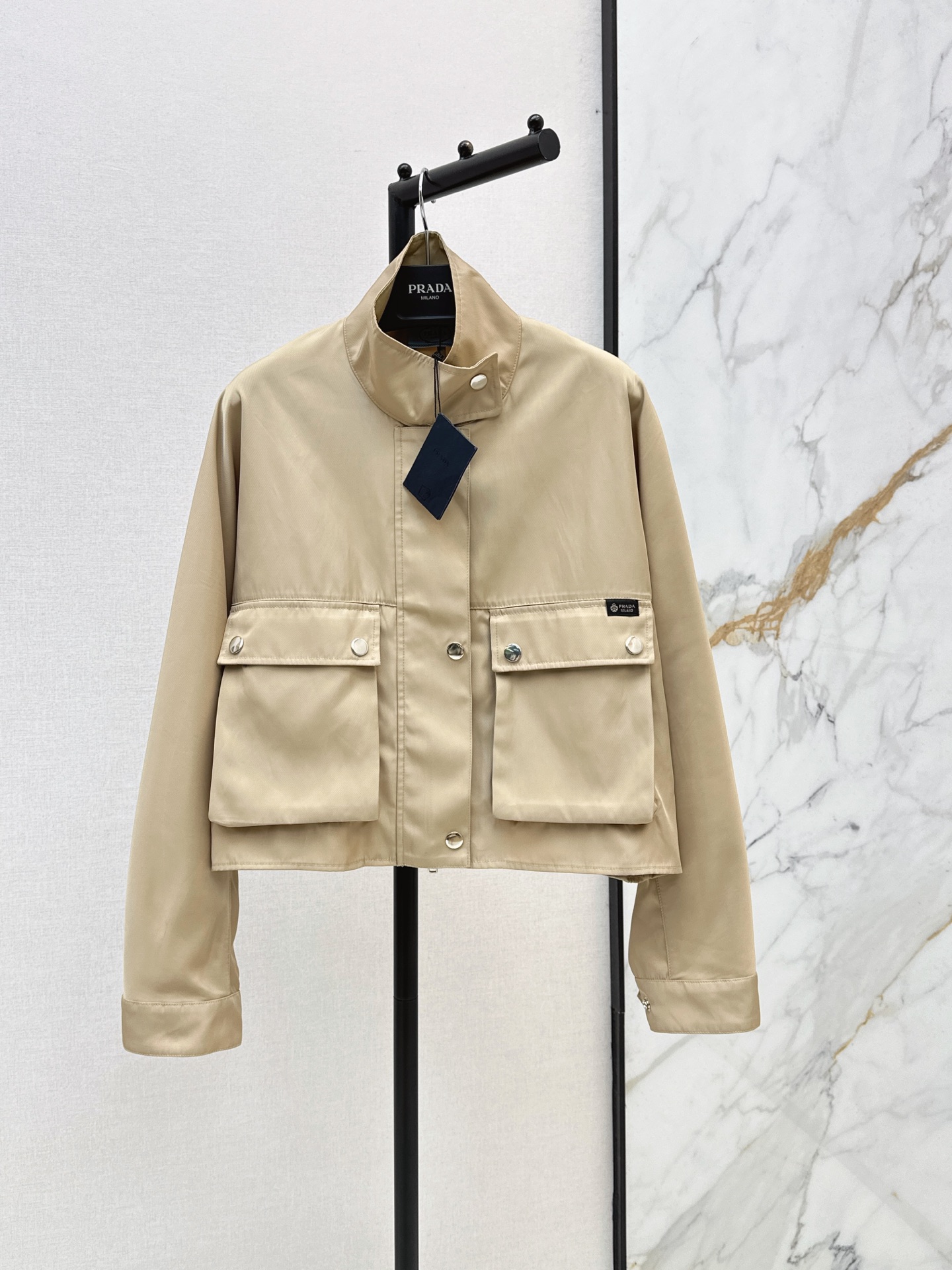 NO:899231,Ma Yili's same style PD 26Ss - the latest stand-up collar short nylon jacket in early autumn. Customized nylon windbreaker fabric with a bit of gloss and a high-end feel~~ A jacket that looks good with casual concave shape and casual matching. It is casual and individual. It can also be worn as sun protection clothing. One-color sml,,jackets & coats,jackets & coats,19860909马伊琍同款 PD 26Ss———早秋最新款立领小短款尼龙夹克外套 定制尼龙风衣面料 带点光泽感高级满满～～ 随意凹造型和随意搭配都好看的夹克 休闲有个性 也可以当防晒衣穿哦 一色sml,,jackets & coats,jackets & coats,,Women's clothing