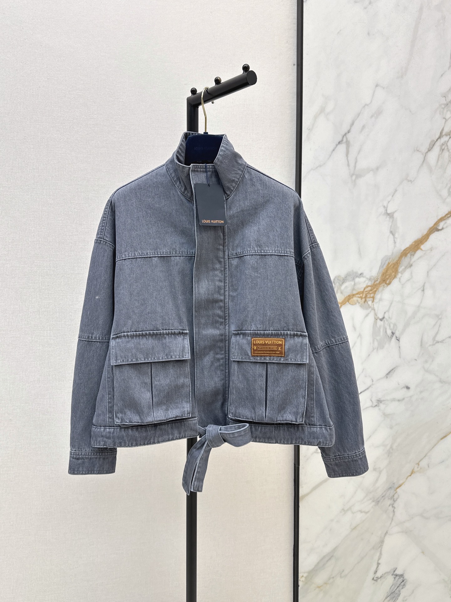 NO:899216,Recommended single items: L's 26Ss - the latest early autumn jacket with good looks. It is relaxed and has a real sense of fashion. The bag is decorated with badges. The whole style has a spirit of energy. It has a casual and handsome temperament. It can be sweet or salty. One color sml,, louis vuitton, jackets & coats, jackets & coats,19860909爆单款推荐 L家 26Ss———早秋最新款颜值敲扛打的夹克外套 松弛有度 实实在在的时髦感 袋盖徽章装饰 整个版型上身精气神 自带休闲帅气气质 可甜可盐 一色sml,,louis vuitton,jackets & coats,jackets & coats,,Women's clothing
