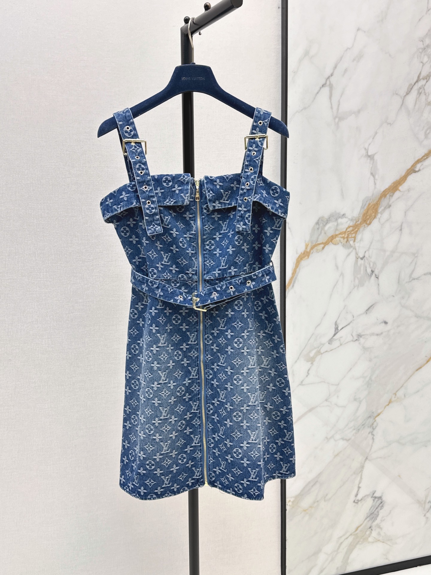NO:900692,L Family 26Ss————The latest spring and summer presbyopic denim suspender dress washed soft denim fabric classic presbyopic dark pattern retro and light luxury square collar + adjustable shoulder straps practical and fashionable straight version metal buckle at the waist to modify the body shape center front zipper for easy on and off easy to control for daily shopping, traveling and camping layered vests or T-shirts casual and personalized one color sml,,louis  vuitton,skirts,tees,t-shirt,19860909L家 26Ss————春夏最新款老花牛仔背带连衣裙水洗软牛仔面料 经典老花暗纹 复古又轻奢 方领+可调节肩带 实用又时髦 直筒版型 腰部金属扣带修饰身形 前中拉链方便穿脱 日常逛街 出游 露营都能轻松驾驭 叠穿背心或T恤 随性又有个性 一色sml,,louis vuitton,skirts,tees，t-shirt,,Women's clothing
