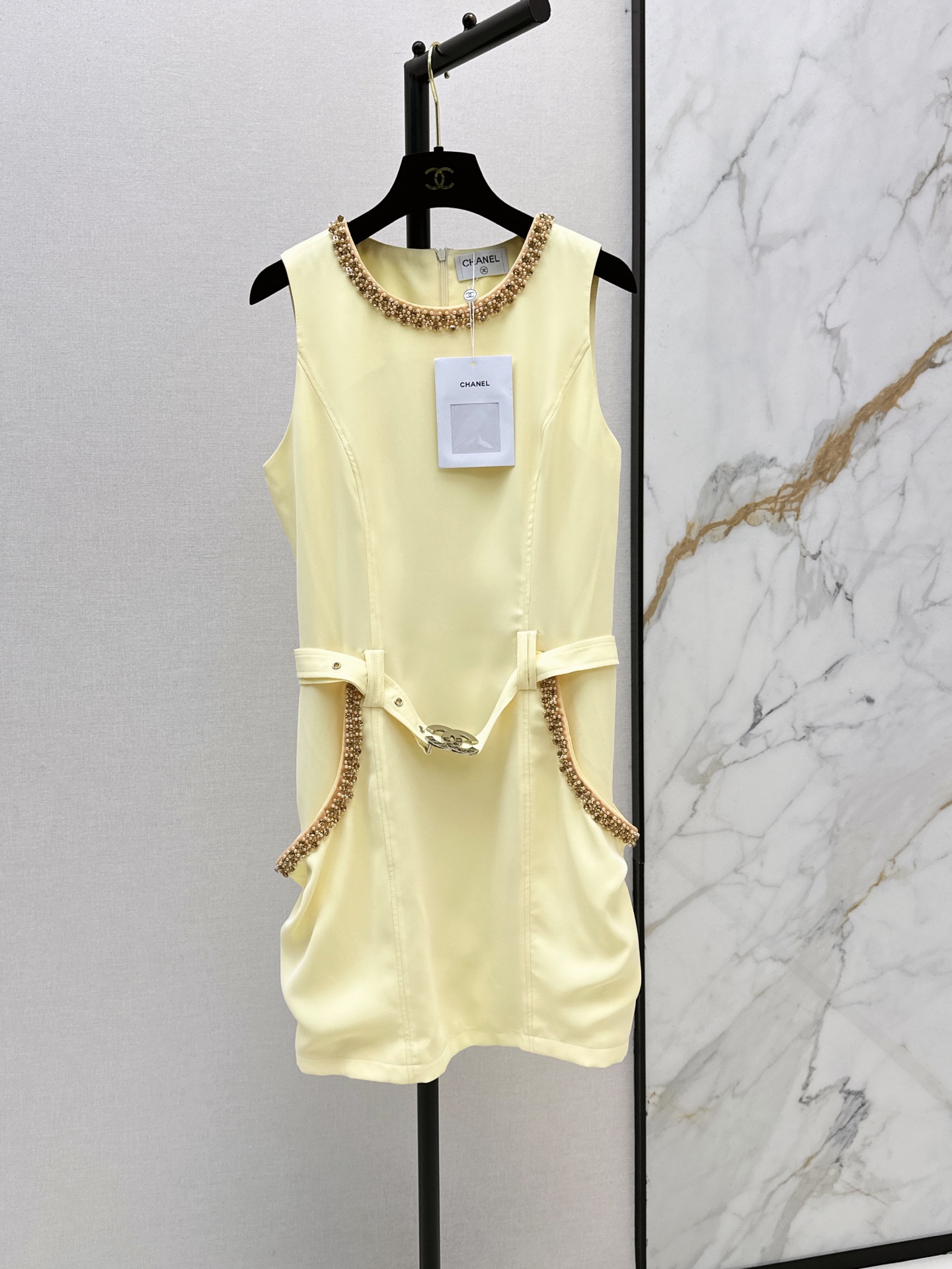 NO:900721,C Home 26Ss————The latest milky yellow sleeveless dress for spring and summer. It is made of cotton blended fabric and has good drape. The neckline and pockets are all hand-embellished with diamond beads and piping. It is full of details. Double C belt of the same color. It is slim and slim. It can be easily used for commuting, dating and formal occasions. Paired with high heels or clutch bag, it will make you look more elegant. One color sml,,chanel,high heels,handbag,skirts,19860909C家 26Ss————春夏最新款奶黄色无袖连衣裙 采用棉质混纺面料 垂感好 领口+口袋全手工镶钻珠串滚边 细节感满满 同色双C腰带 修身显瘦超加分 通勤 约会 正式场合都能轻松驾驭 搭配高跟鞋或手拿包 气质直接拉满 一色sml,,chanel,high heels,handbag,skirts,,Women's clothing