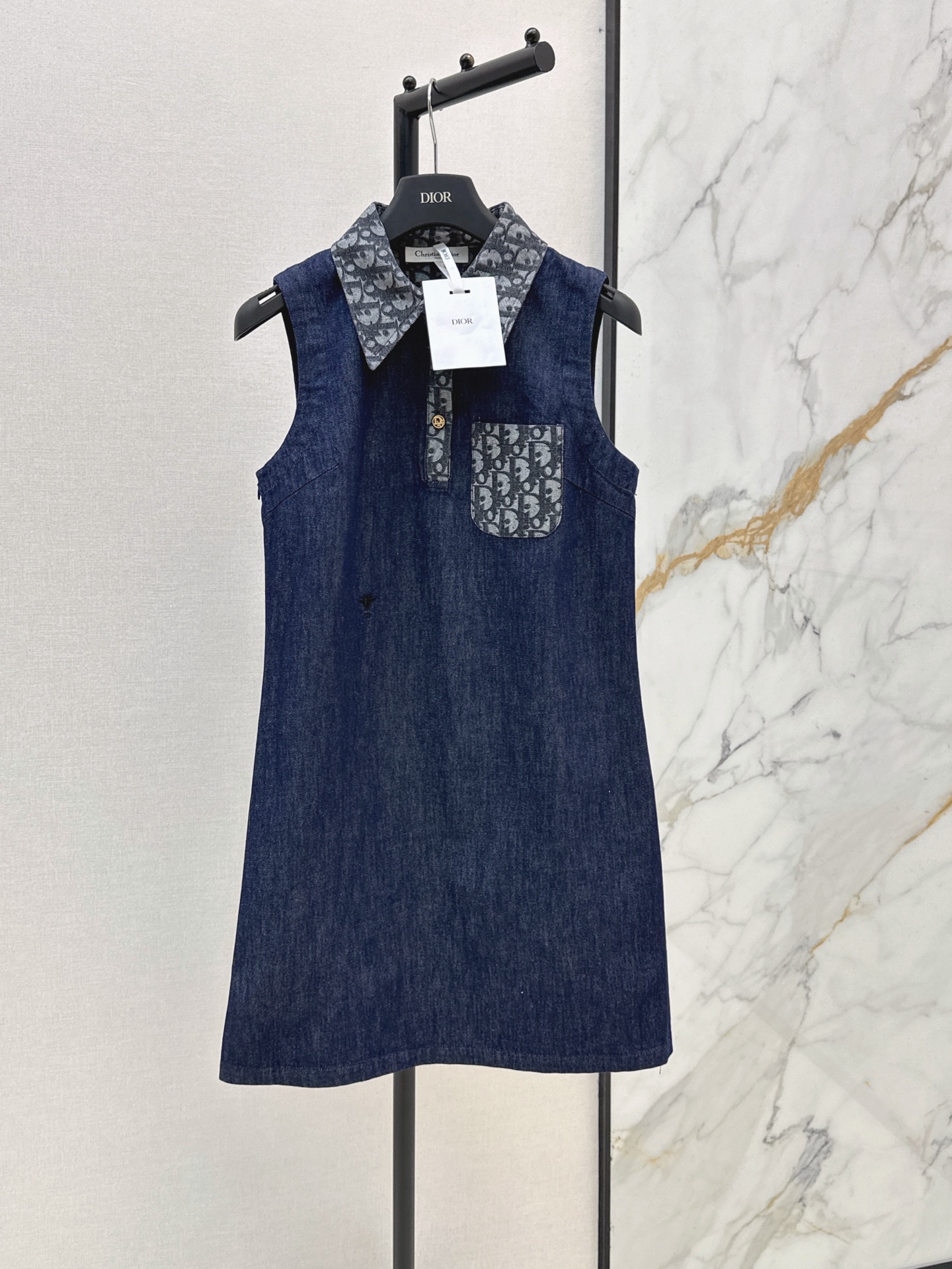 NO:900718,CD 26Ss - the latest spring and summer logo contrasting lapel sleeveless dress, dark blue washed denim fabric, contrasting printed neckline and pockets, retro and fashionable, sleeveless design, perfect for summer, full of metal buttons and details, moderate length, easy to wear for daily outings and vacations, paired with sandals or white shoes, casual and designed, easy to wear with a high-end atmosphere, one color sml,,sandals,skirts,19860909CD 26Ss———春夏最新款logo撞色翻领无袖连衣裙深蓝水洗牛仔面料 撞色印花领口和口袋 复古又时髦 无袖设计超适合夏天 金属纽扣点缀细节感满满 裙长适中 日常出街 度假都能轻松驾驭 搭配凉鞋或小白鞋 随性又有设计感 轻松穿出高级氛围感 一色sml,,sandals,skirts,,Women's clothing