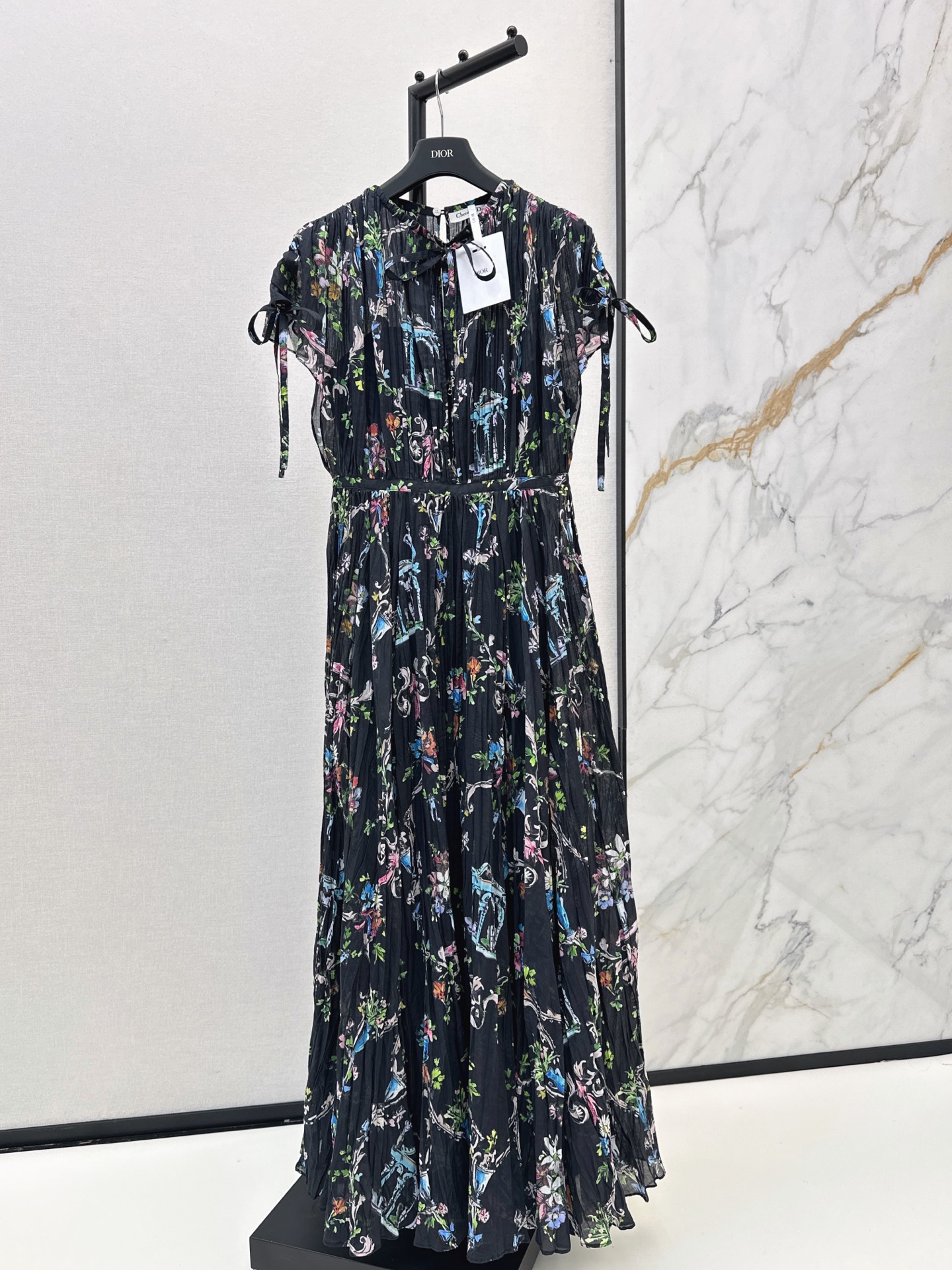NO:900715,CD 26Ss————The latest waist-cinching printed dress for spring and summer. The fabric is light and comfortable. Super breathable and comfortable to wear in summer. The waist-cinching design + strapped cuffs modify the figure and add details. The black background color is matched with delicate flowers and architectural patterns. It has a French elegant atmosphere. It can be easily controlled during vacations and photos. It goes well with high heels or sandals. One color smlxl, sandals, high heels, skirts,19860909CD 26Ss————春夏最新款收腰印花连衣裙 面料轻盈舒适 夏天穿超透气舒适 收腰设计+绑带袖口 修饰身形又增添细节感 黑色底色配精致花卉和建筑图案 法式优雅氛围感满满 度假 拍照 日常都能轻松驾驭 搭配高跟鞋或凉鞋都很出彩 一色smlxl,,sandals,high heels,skirts,,Women's clothing