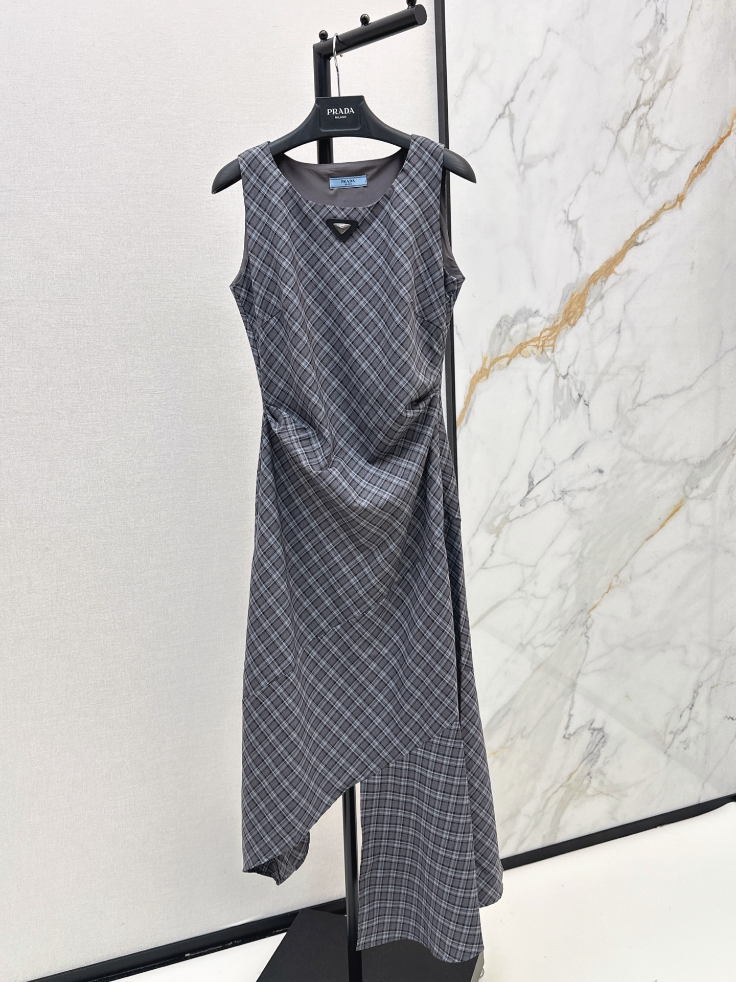 NO:900712,PD 26Ss————The latest plaid irregular sleeveless dress for spring and summer. The fabric is light and breathable. It is super comfortable to wear in summer. Sleeveless + irregular skirt. It has a French retro feel. The waist cut makes it slim and elegant. It can be easily used for daily commuting, parties and vacations. It is fresh and natural with sandals or white shoes. It is more refined with pearl jewelry. One color sml,,sandals,skirts,19860909PD 26Ss————春夏最新款格纹不规则无袖连衣裙 面料轻薄透气 夏天穿超舒服 无袖+不规则裙摆 法式复古感满满 收腰剪裁显瘦又优雅 日常通勤 聚会 度假都能轻松驾驭 搭配凉鞋或小白鞋清新自然 配珍珠饰品更显精致感 一色sml,,sandals,skirts,,Women's clothing