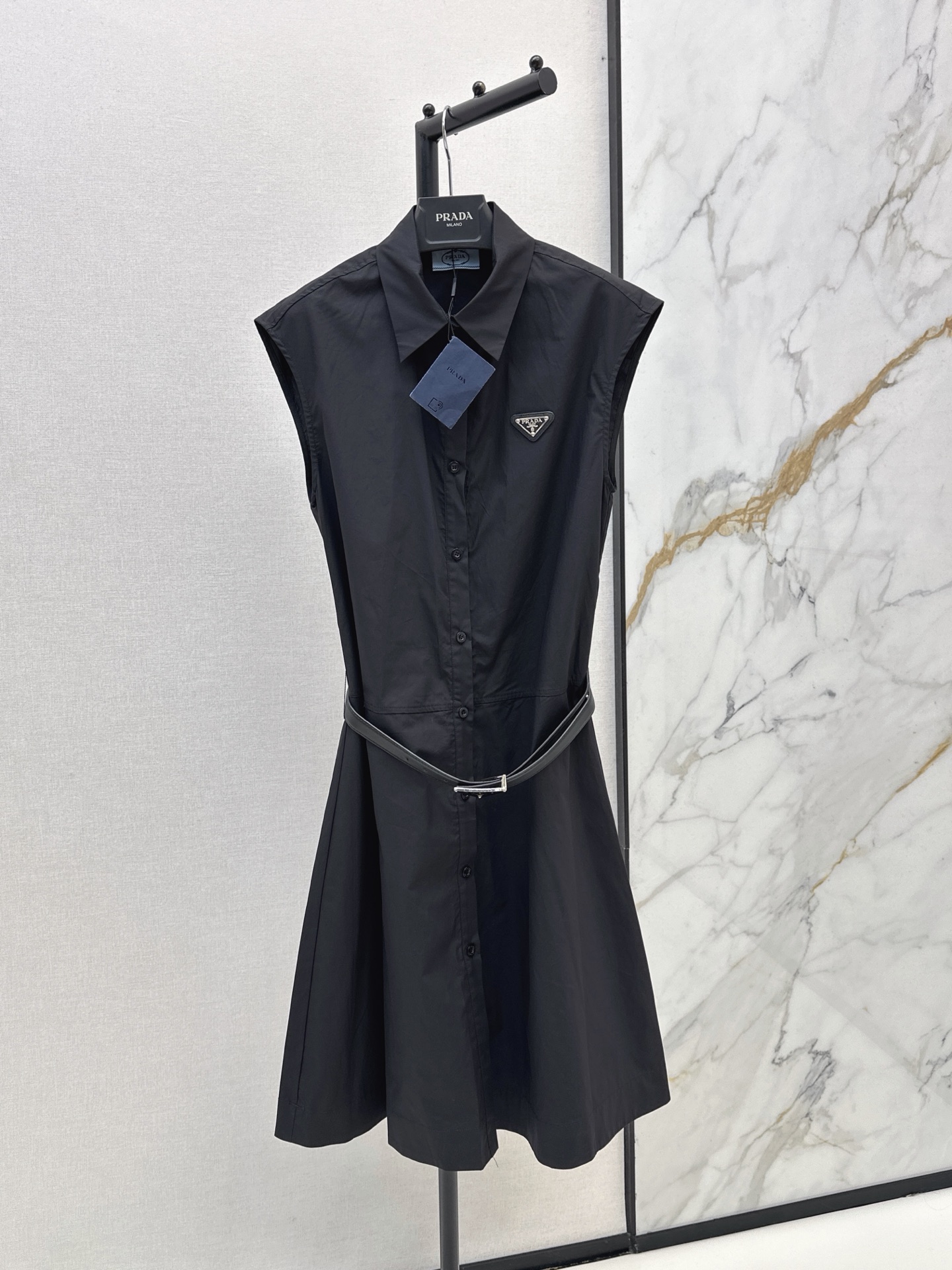 NO:900709,PD 26Ss————The latest handsome and functional sleeveless flip-up dress for spring and summer is made of high-quality cotton fabric. Classic shirt collar + single-breasted design. Adjustable A-line skirt with the same color belt at the waist. Perfect intellectual temperament. The triangle logo on the chest is very recognizable. It can be easily controlled for commuting, dating and daily life. Pair it with Mary Jane shoes or white shoes. You can switch between college style or retro style at will. Two-color sml,,mary jane,skirts,shirts,19860909PD 26Ss————春夏最新款帅气机能风无袖翻连衣裙采用高品质棉质面料 经典衬衫领+单排扣设计 腰间同色腰带可调节 A字裙摆 知性气质满分 胸前三角徽标超有辨识度 通勤 约会 日常都能轻松驾驭 搭配玛丽珍鞋或小白鞋 学院风or复古风随心切换 两色sml,,mary jane,skirts,shirts,,Women's clothing