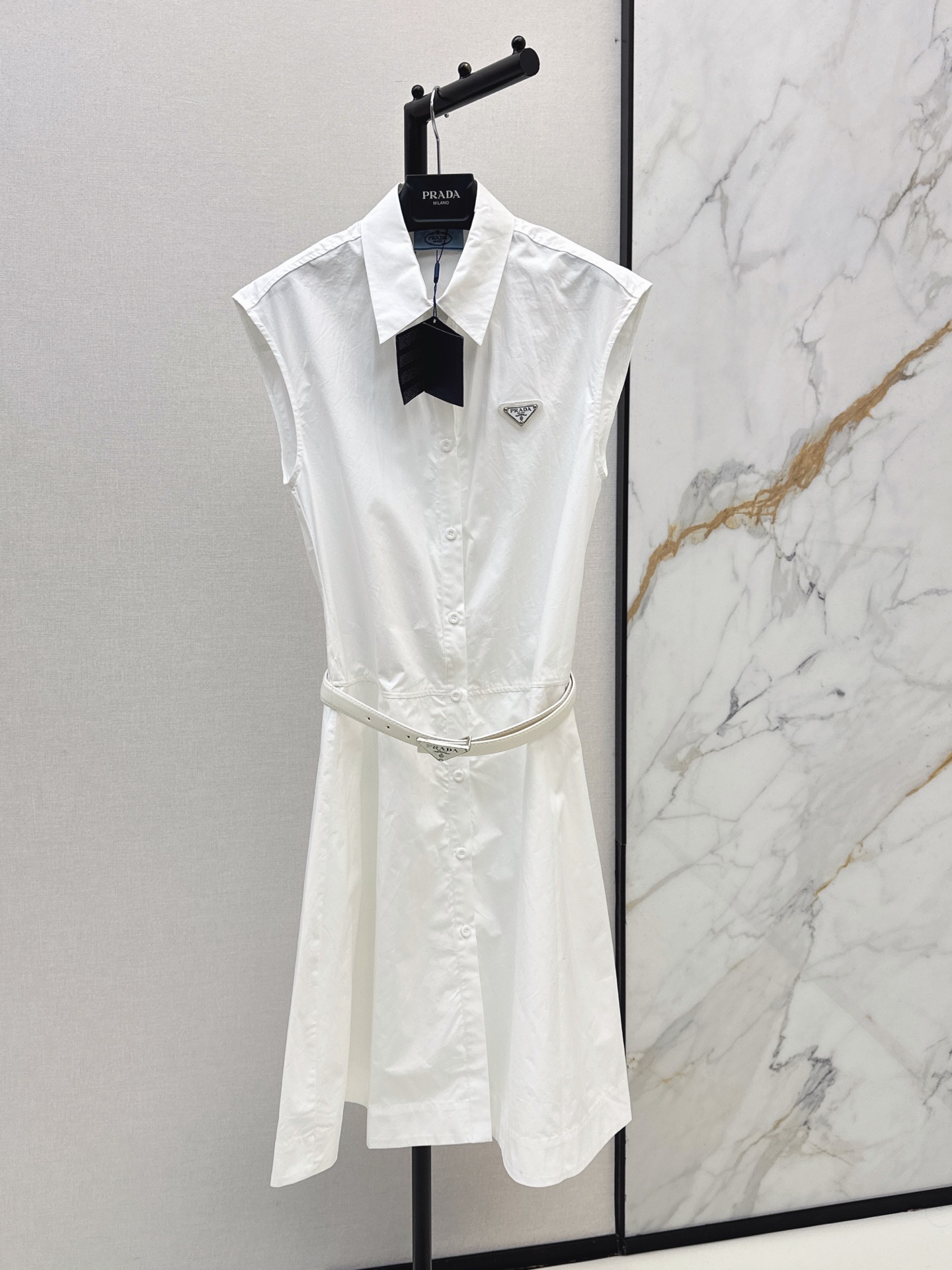NO:900705,PD 26Ss————The latest handsome and functional sleeveless flip-up dress for spring and summer is made of high-quality cotton fabric. Classic shirt collar + single-breasted design. Adjustable waist belt with A-line skirt. Perfect intellectual temperament. The triangle logo on the chest is very recognizable. It can be easily controlled for commuting, dating and daily life. Pair with Mary Jane shoes or white shoes. Switch between wind or retro style at will. Two-color sml,,mary jane,skirts,shirts,19860909PD 26Ss————春夏最新款帅气机能风无袖翻连衣裙采用高品质棉质面料 经典衬衫领+单排扣设计 腰间同色腰带可调节 A字裙摆 知性气质满分 胸前三角徽标超有辨识度 通勤 约会 日常都能轻松驾驭 搭配玛丽珍鞋或小白鞋 风or复古风随心切换 两色sml,,mary jane,skirts,shirts,,Women's clothing