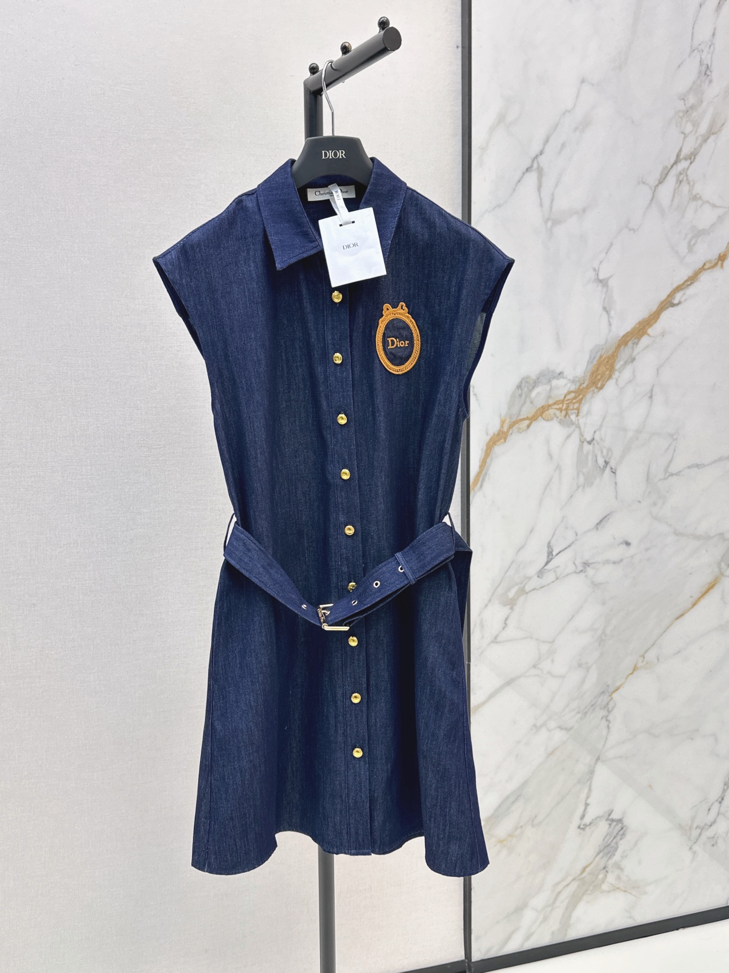 NO:900701,CD 26Ss————The latest denim shirt dress for spring and summer. Dark blue washed denim fabric. Gold buttons. The logo badge on the chest is very recognizable. Sleeveless shirt dress with adjustable belt. The waist is slimmed to show the figure. The A-line skirt modifies the leg line. Retro and fashionable. Stiff and breathable. Commuting and dating. Easy to control in daily life. Elegant and practical. One color sml,,skirts,shirts,19860909CD 26Ss————春夏最新款牛仔衬衫连衣裙 深蓝水洗牛仔面料 金色纽扣 胸前logo徽章超有辨识度 无袖衬衫裙型 配可调节腰带 收腰显身材 A字裙摆修饰腿部线条 复古又时髦 挺括透气 通勤 约会 日常都能轻松驾驭 优雅实用两不误 一色sml,,skirts,shirts,,Women's clothing