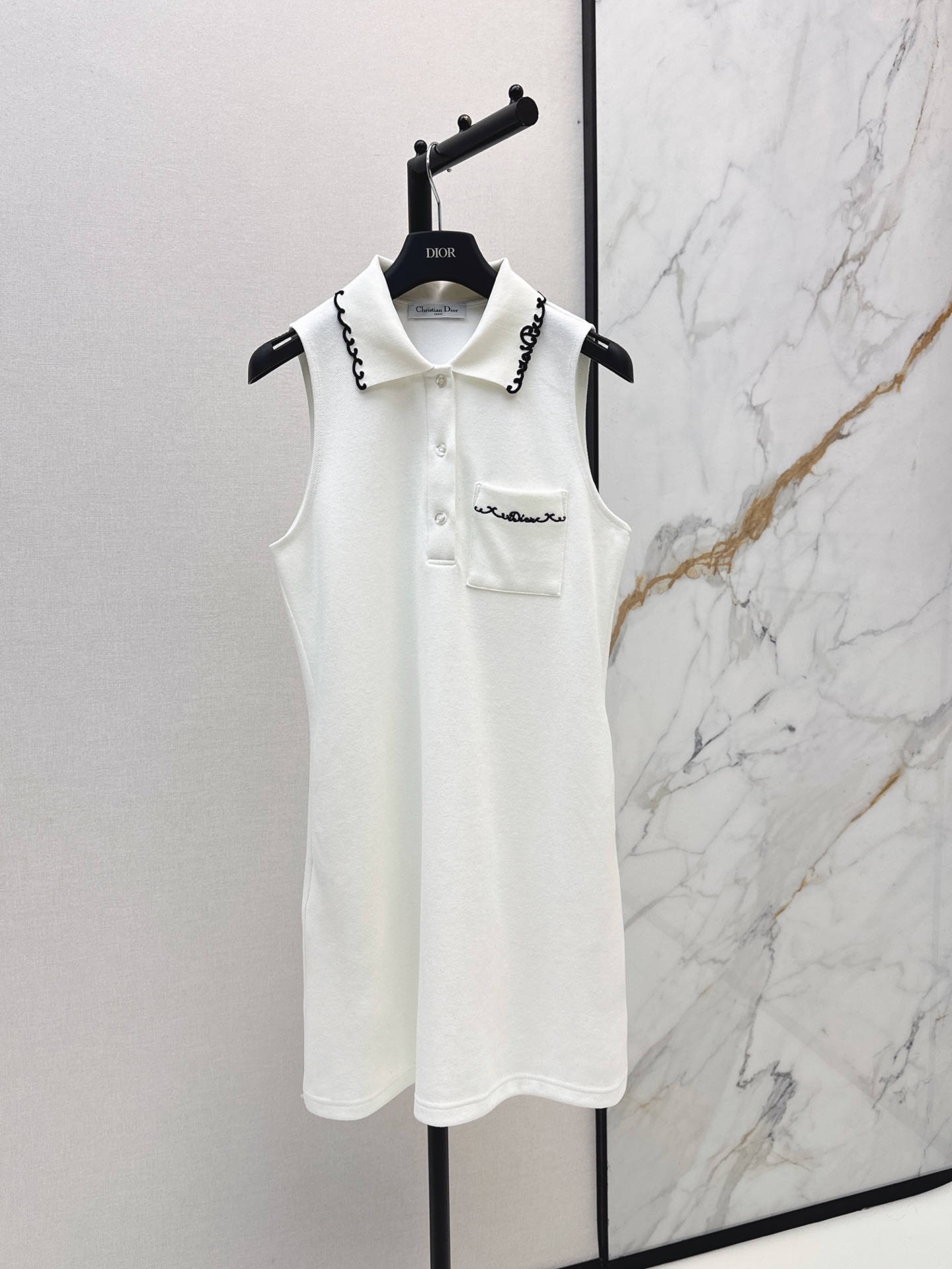 NO:900696,CD 26Ss————The latest sleeveless Polo dress for spring and summer. Breathable cotton fabric. The sleeveless design is refreshing and neat. The Polo collar has a perfect casual feel. Contrast color lace at the neck. The straight skirt hides the flesh and shows the length of the legs. It can be easily managed for daily commuting, shopping and dating. Pair it with a baseball cap or a bag of the same series. You can switch between sweet and cool or energetic style at will. Two-color sml, skirts, hats,19860909CD 26Ss————春夏最新款无袖Polo连衣裙 棉质透气面料 无袖设计清爽利落 Polo领休闲感满分 领口撞色花边 直筒裙摆藏肉显腿长 日常通勤 逛街 约会都能轻松驾驭 搭配棒球帽或同系列包包 甜酷or元气风随心切换 两色sml,,skirts,hats,,Women's clothing