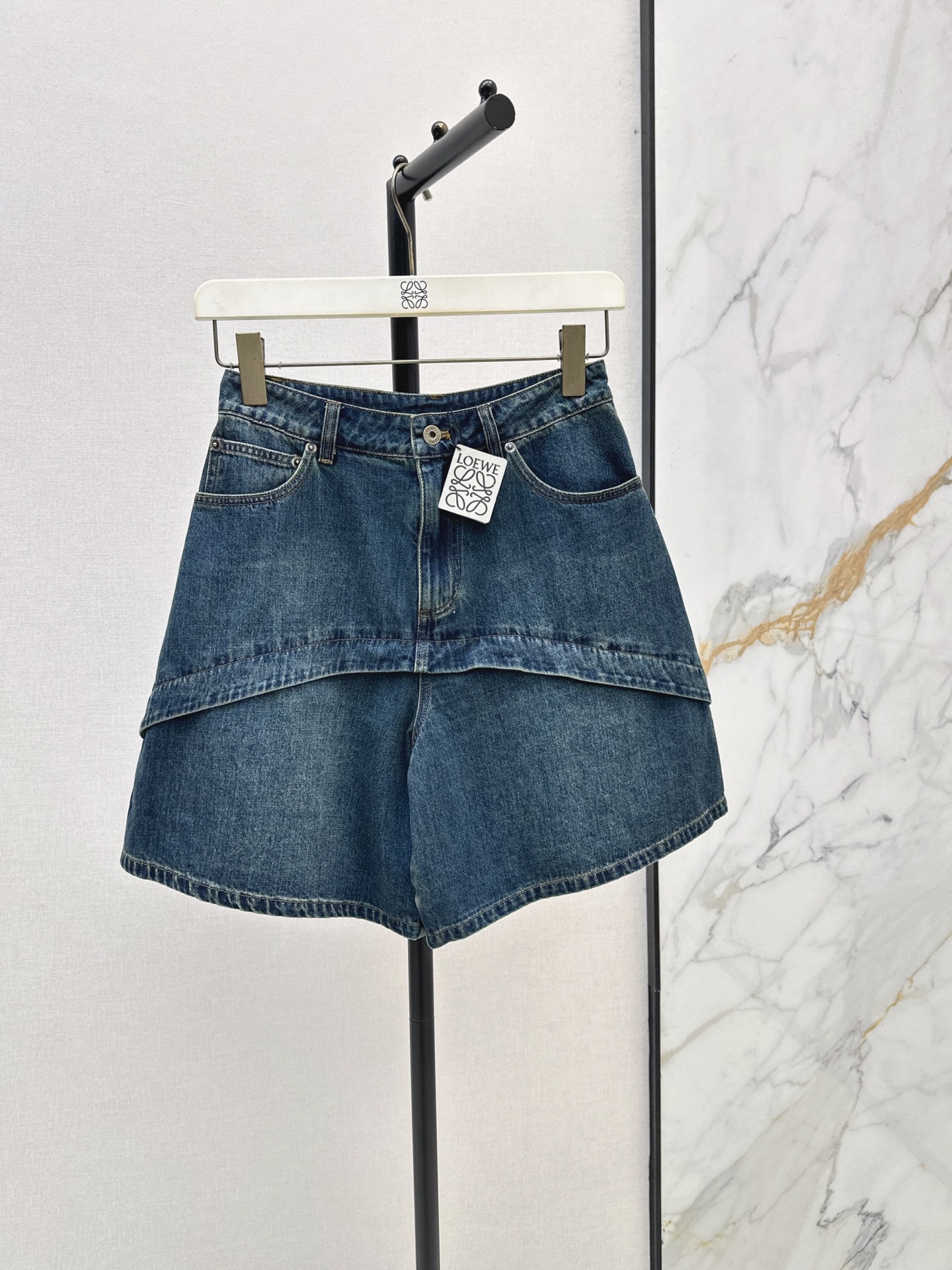 NO:900691,Fashionable and exquisite outfit Loe 26Ss - the latest heavy-duty deconstructed wide-leg denim shorts for spring and summer, full of relaxation. Double-layer folded layered trousers. Architectural three-dimensional tailoring. The retro washed dark blue denim has an amazing drape. The wide hips and modified legs bring a lazy aura when walking. Breaking the monotony of conventional denim. The upper body is super slim. Recommended to match one color sml,, loewe, shorts,19860909时髦精穿搭 Loe 26Ss————春夏最新款重磅解构阔腿牛仔短裤松弛感拉满 双层翻折分层裤型 建筑感立体剪裁 复古水洗深蓝牛仔垂坠感绝了 巨藏胯宽修饰腿型走路自带慵懒气场 打破常规牛仔单调感 上身超显瘦 推荐一套搭配 一色sml,,loewe,shorts,,Women's clothing