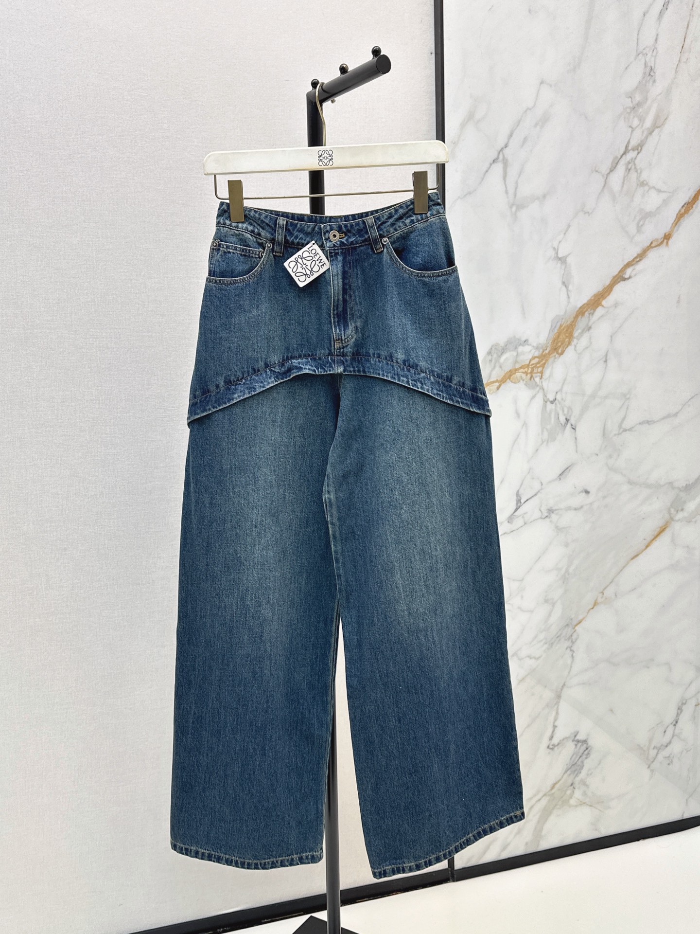 NO:900686,Fashionable and exquisite outfit Loe 26Ss————The latest heavyweight deconstructed wide-leg jeans for spring and summer are full of looseness. Double-layer folded layered trousers. Architectural three-dimensional tailoring. Retro washed dark blue denim has an amazing drape. Huge hip width, modified leg shape and a lazy aura when walking. Breaks the monotony of conventional denim. The upper body is super slim. Recommended to wear with one color sml,,loewe,jeans,19860909时髦精穿搭 Loe 26Ss————春夏最新款重磅解构阔腿牛仔裤松弛感拉满 双层翻折分层裤型 建筑感立体剪裁 复古水洗深蓝牛仔垂坠感绝了 巨藏胯宽 修饰腿型走路自带慵懒气场 打破常规牛仔单调感 上身超显瘦 推荐一摇搭配 一色sml,,loewe,jeans,,Women's clothing