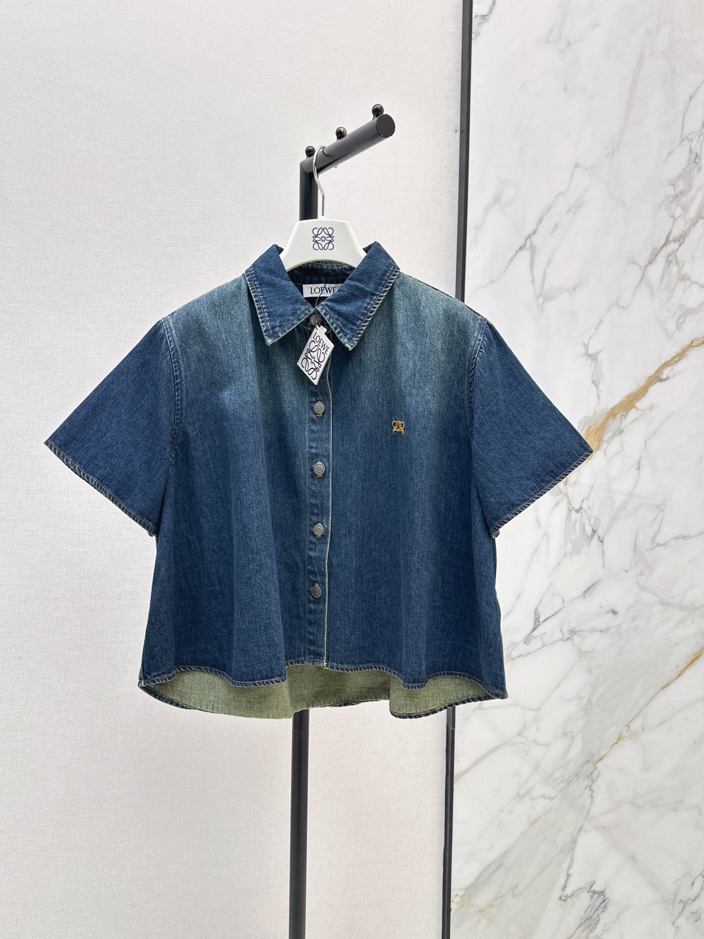 NO:900681,Fashionable and exquisite outfit Loe 26Ss————The latest retro and nostalgic denim short-sleeved jacket for spring and summer, full of relaxation. Heavy craftsmanship three-dimensional embroidery logo design. Imported denim fabrics with customized reactive washing process. The upper body has a bang. The classic A-line loose version is versatile and fashionable. The upper body is super slim. Recommended to match one color sml,, loewe, jackets & coats, T-shirt,19860909时髦精穿搭 Loe 26Ss————春夏最新款复古怀旧丹宁牛仔短袖外套松弛感拉满 重工艺立体刺绣logo设计 进口牛仔面料定制活性洗水工艺上身A爆啦 经典A字宽松版型不挑人百搭又时髦 上身超显瘦 推荐一套搭配 一色sml,,loewe,jackets & coats,T-shirt,,Women's clothing