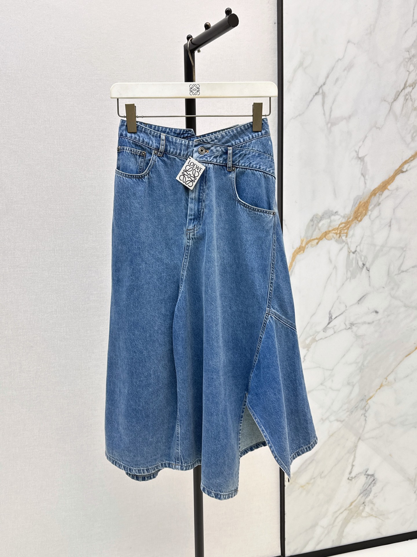 NO:900676,Fashionable and exquisite outfit Loe 26Ss————The latest denim skirt with irregular skirt design for early autumn. Asymmetrical slits and staggered tailoring break the rigid feeling of conventional skirts. It has a dynamic drape when walking. It not only retains the slim tolerance of the A-line version, but also uses design details to increase the breathability and uniqueness of the outfit. Imported washed denim fabric, two-color sml, loewe, skirts,19860909时髦精穿搭 Loe 26Ss————早秋最新款不规则裙摆设计牛仔半身裙 不对称开叉+错落剪裁打破了常规半裙的呆板感 行走时自带动态垂坠感 既保留了A字版型的显瘦包容度 又用设计细节增加了穿搭的呼吸感与独特性 进口洗水牛仔面料 两色sml,,loewe,skirts,,Women's clothing