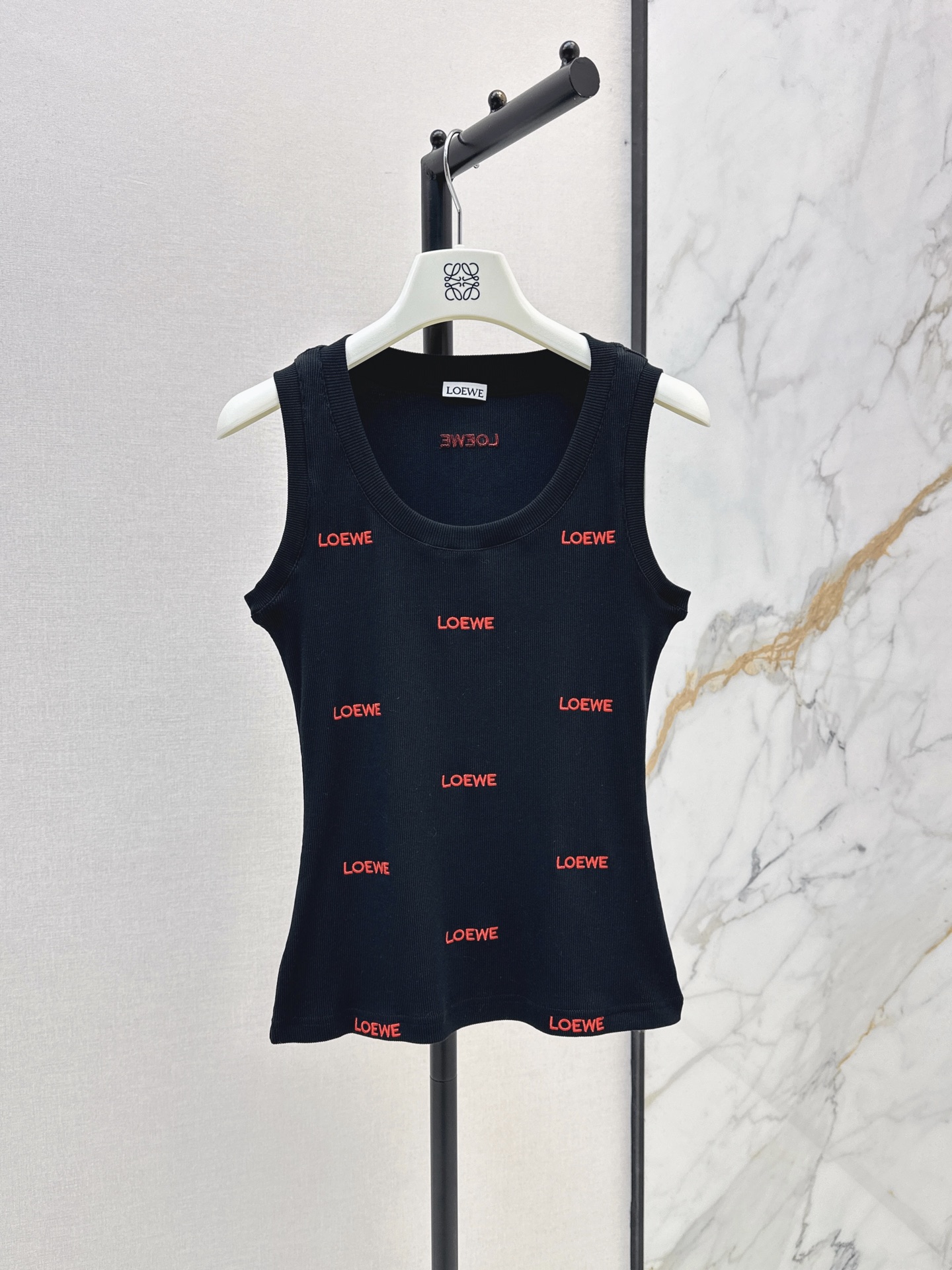 NO:900671,Loe 26Ss————The latest spring and summer vest with logo letter embroidery and decorative pattern has the same high-end feel as always. The key is that it is super easy to match. It can be matched with any clothes. It feels great and has good moisture absorption and breathability. It has a better display effect on the figure. Two colors sml,,loewe,19860909Loe 26Ss————春夏最新款logo字母刺绣装饰图案背心一如既往的高级感 关键是超级好搭 随便什么衣服拿来都配一脸 筋骨感很棒 吸湿透气性也很好 对身材的展示效果比较好 两色sml,,loewe,,Women's clothing