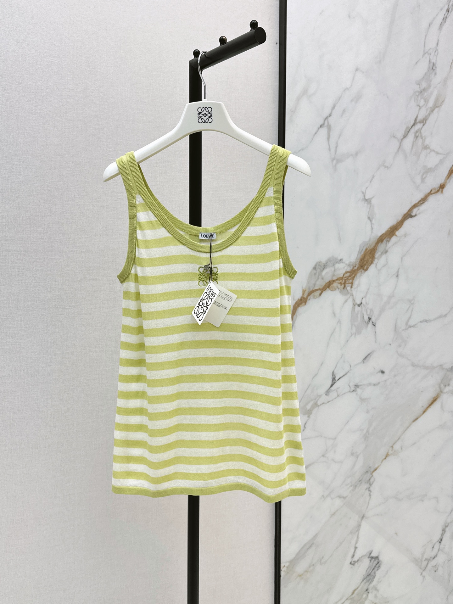NO:900665,Versatile item Loe 26Ss————The latest sleeveless striped vest for spring and summer. Summer Look ~ The classic vest is simple but not simple. The simple embroidered logo on the chest is super beautiful. It looks great as an inner layer or worn alone. A casual and simple item. Two-color sml,, loewe,19860909百搭单品 Loe 26Ss————春夏最新款无袖条纹背心夏日Summer Look ～经典背心简单不简约 胸前的简单刺绣logo超好看 当做内搭或单穿都非常好看 随性简约的单品 两色sml,,loewe,,Women's clothing