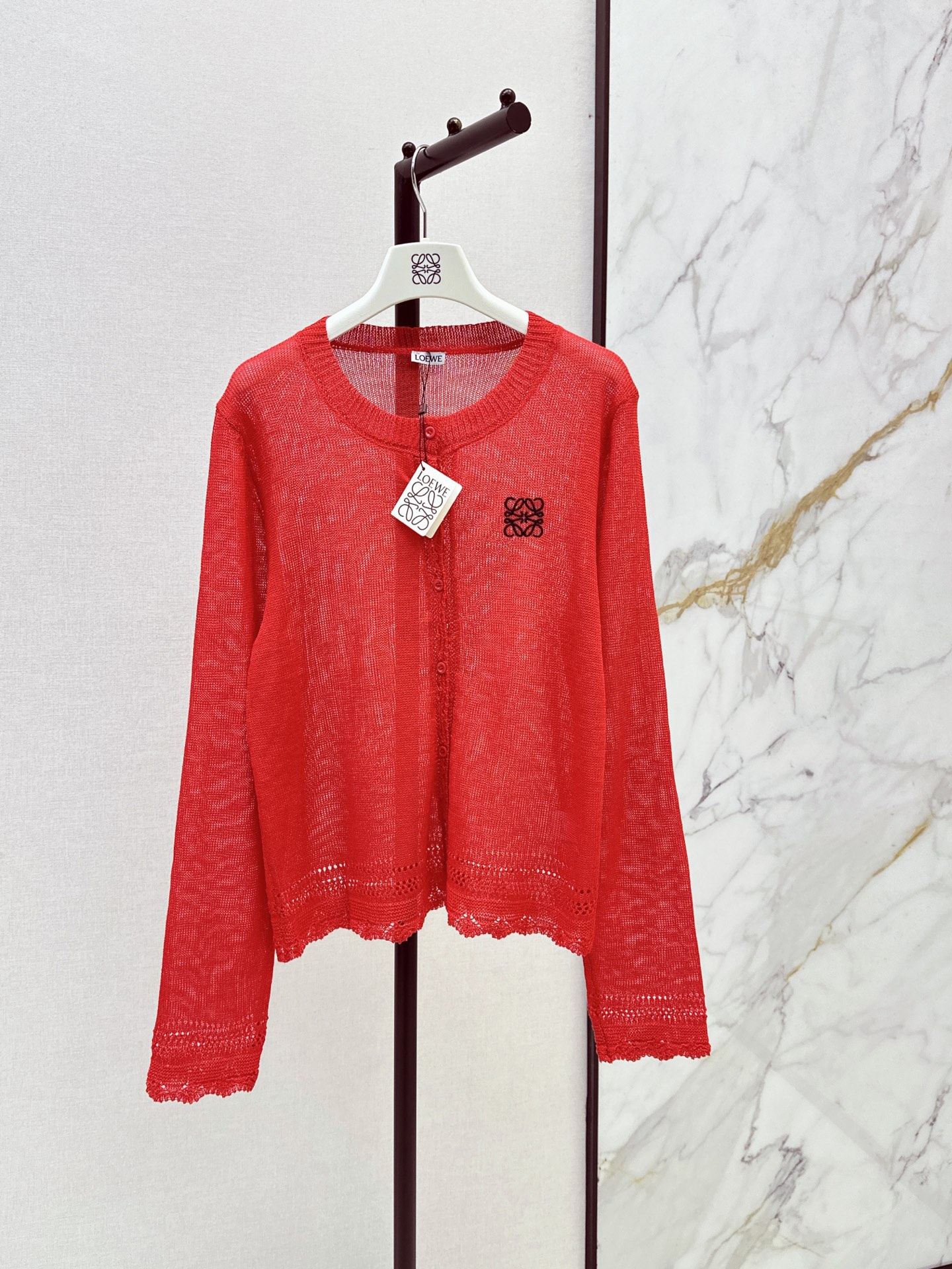 NO:900659,Loe 26Ss - the latest early autumn logo embroidered round neck knitted cardigan. Soft sheep wool is super comfortable to wear. Hollow out + three-dimensional dot design. Round neck + button placket. Easy to put on and take off. Classic style with high waist pants and skirts to show your body proportions. It is OK to wear alone or layered in spring and autumn. Practical and fashionable. Easily create a lazy atmosphere. Two colors are available now. sml, loewe, skirts,19860909Loe 26Ss————早秋最新款logo刺绣圆领针织开衫 柔软绵羊毛穿着超舒适 镂空+立体点点设计 圆领+纽扣开襟 穿脱方便 经典版型搭高腰裤裙超显身材比例 春秋单穿或内搭都很OK 实用又时髦 轻松打造慵懒氛围感 两色现货发售sml,,loewe,skirts,,Women's clothing
