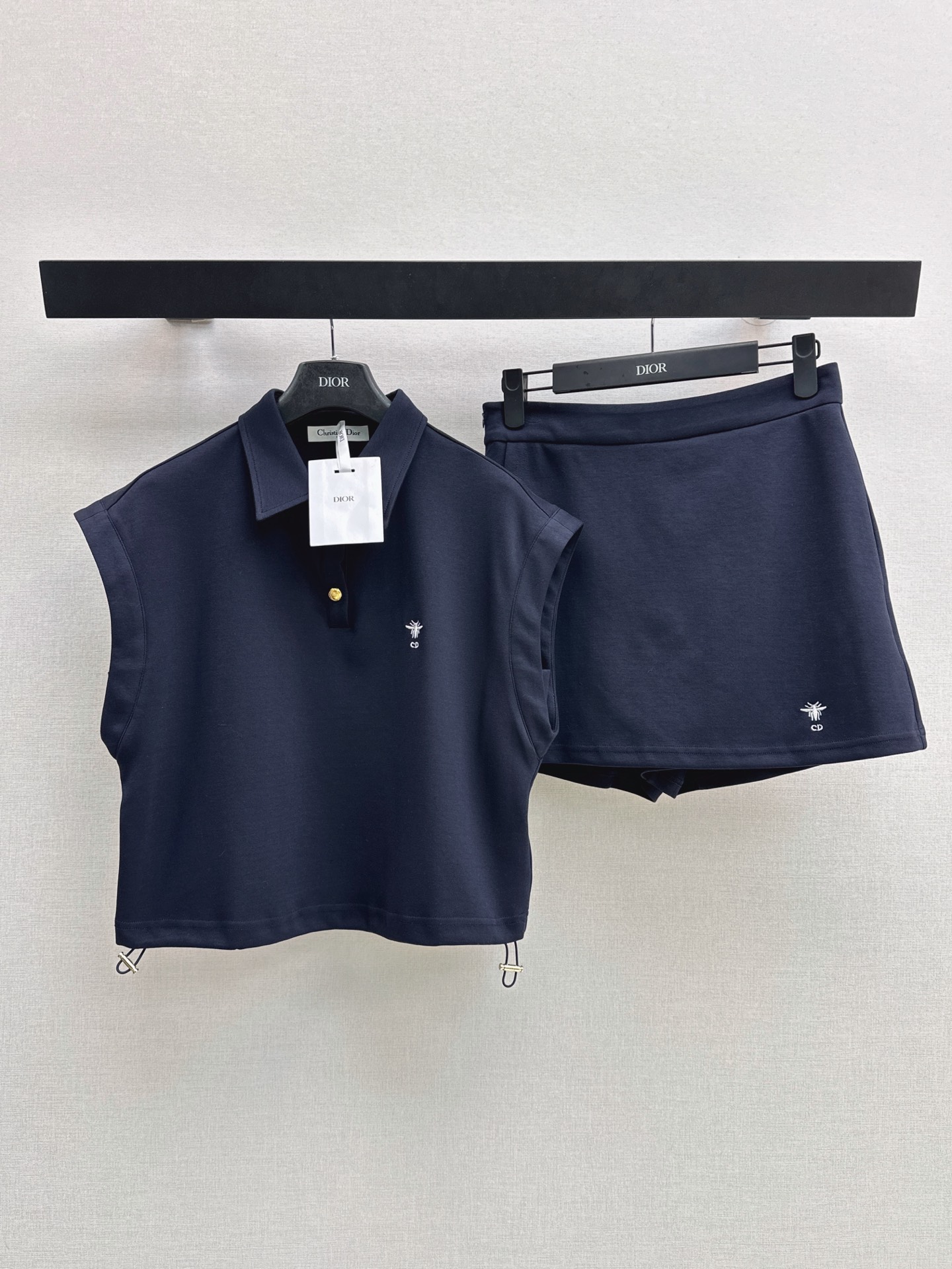 NO:900654,CD 26Ss————The latest versatile and elegant suit for spring and summer. It has a cute style. It is full of small details and is a plus. It is exquisite in workmanship. It is fashionable for age reduction. It is good to hold the look. It comes in one set. Two colors sml,,19860909CD 26Ss————春夏最新款百搭优雅气质套装可A可乖的风格 满满小细节太加分 做工精致 减龄时尚 好HOLD住造型 一套出 两色sml,,,Women's clothing