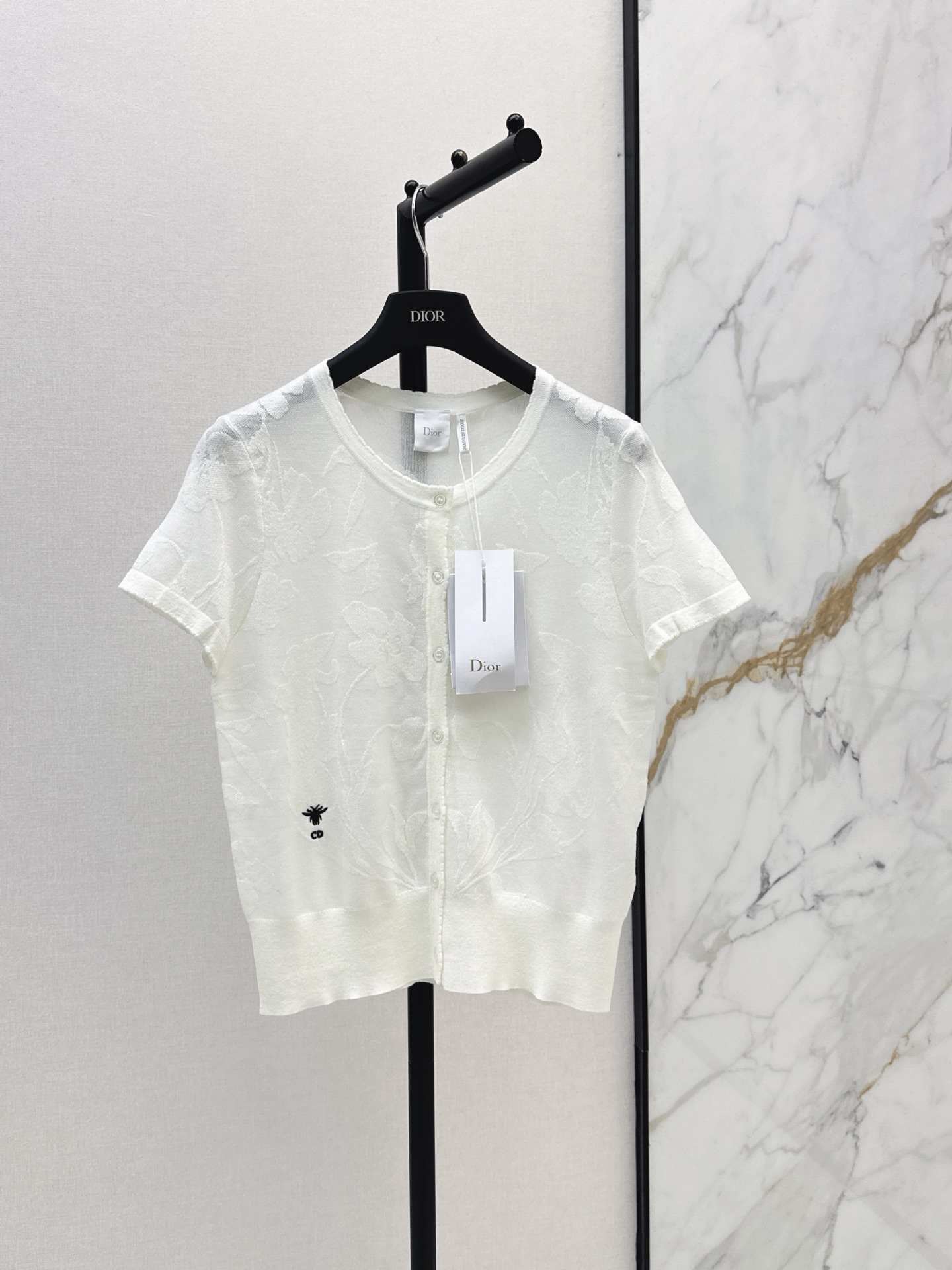 NO:900650,CD 26Ss————The latest classic logo embroidered round neck short-sleeved cardigan for spring and summer. Simple and easy to wear. It goes well with pants or skirts. Polo lapel design. Embroidered classic logo decoration. Thin yarn is not stuffy. Two-color sml, skirts, T-shirt,19860909CD 26Ss————春夏最新款经典logo刺绣圆领短袖开衫 简约又好穿 搭配裤子或者半裙都OK Polo翻领设计 刺绣经典logo装饰 轻薄的纱线不闷热 两色sml,,skirts,T-shirt,,Women's clothing