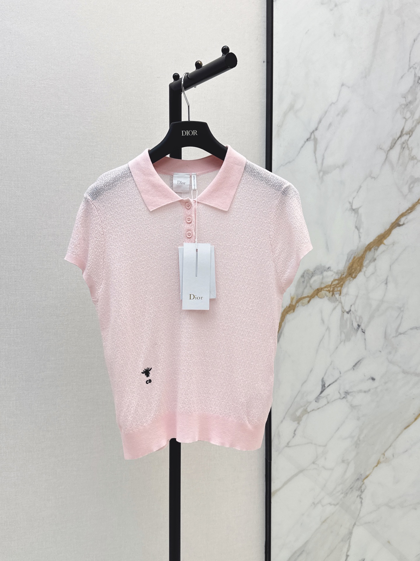 NO:900645,CD 26Ss————The latest classic logo embroidered lapel sweater for spring and summer. Simple and easy to wear. It goes well with pants or skirts. Polo lapel design. Embroidered classic logo decoration. The light yarn is not stuffy. Two-color sml,,skirts,19860909CD 26Ss————春夏最新款经典logo刺绣翻领针织衫 简约又好穿 搭配裤子或者半裙都OK Polo翻领设计 刺绣经典logo装饰 轻薄的纱线不闷热 两色sml,,skirts,,Women's clothing