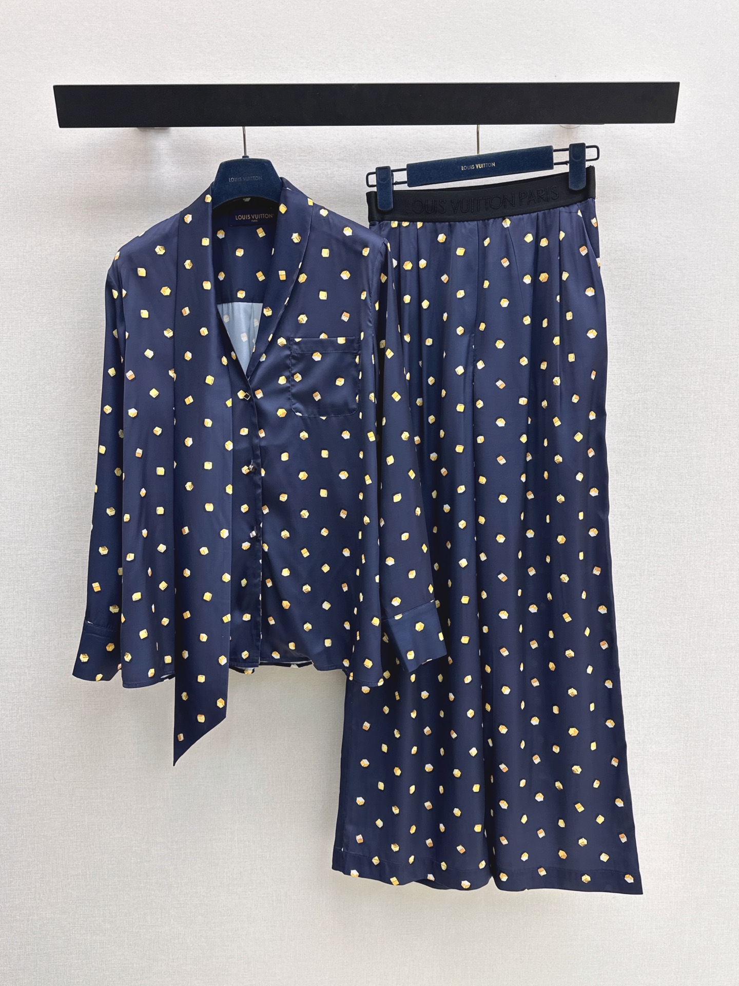 NO:900640,L Family 26Ss————Early Autumn’s latest Zhong Chuxi’s polka-dot suit with ribbon shirt + straight pants, cute style, full of small details, exquisite workmanship, age-reducing fashion, good HOLD style, won the heart of fairies, one set, one color sml,, louis vuitton, shirts,19860909L家 26Ss————早秋最新钟楚曦同款波点套装飘带衬衫+直筒裤 可A可乖的风格 满满小细节太加分 做工精致 减龄时尚 好HOLD住造型 深得仙女心 一套出 一色sml,,louis vuitton,shirts,,Women's clothing