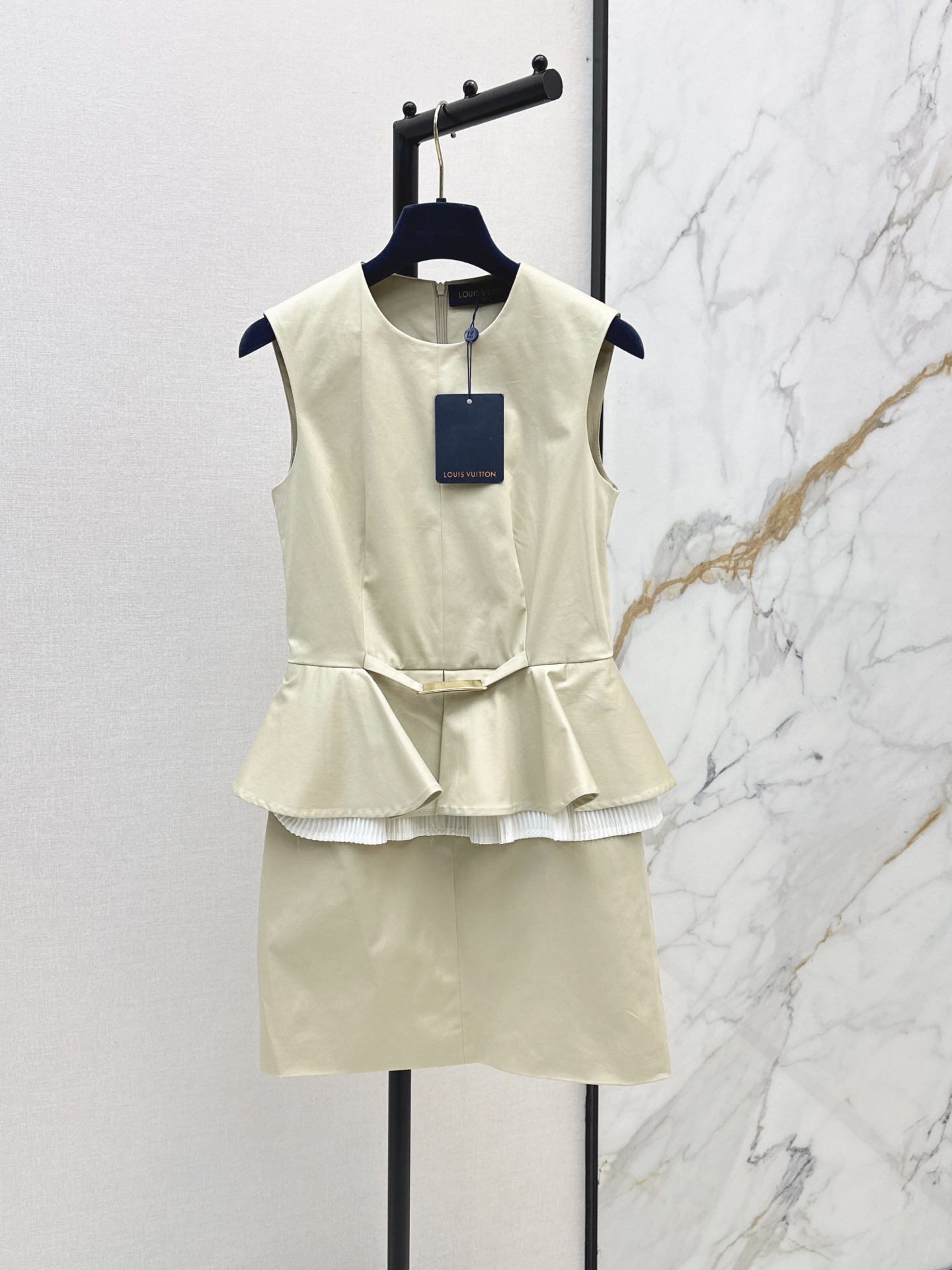 NO:900636,L Family 26Ss - the latest fake two-piece design sleeveless dress for early autumn. Fashionable, low-key and luxurious. The style is versatile and not picky. Original customized technical fabrics. One color smlxl, louis vuitton, skirts,19860909L家 26Ss———早秋最新款假两件设计无袖连衣裙 时髦低调气质又奢华高级 版型百搭不挑人 原版定制科技面料 一色smlxl,,louis vuitton,skirts,,Women's clothing