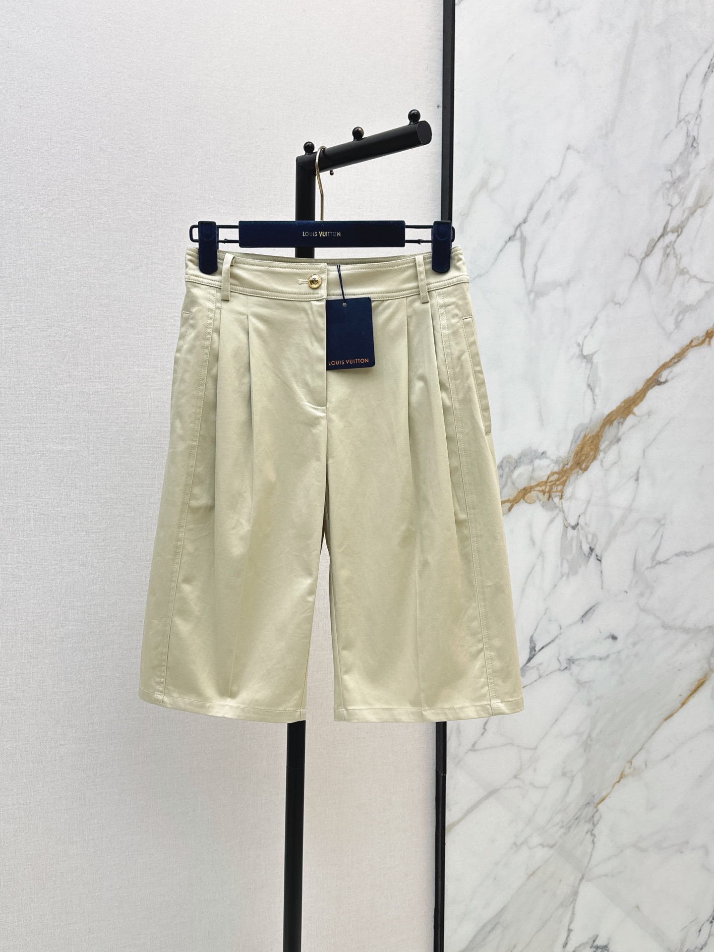 NO:900683,L's 26Ss - the latest all-match medium trousers for early autumn. Not picky about body shape requirements. The upper body is particularly good. The style of matching is also very versatile. Exquisite advanced customization. The rich texture of the fabric is awesome. Retro and elegant. The upper body is cool, handsome and fashionable for age reduction. One color smlxl,, louis vuitton,19860909L家 26Ss———早秋最新款百搭中裤 不挑剔身形要求 上身特别赞 搭配的风格也很通吃 精致高级定制 富有肌理感的面料质感超赞 复古优雅 上身酷帅减龄时髦精 一色smlxl,,louis vuitton,,Women's clothing