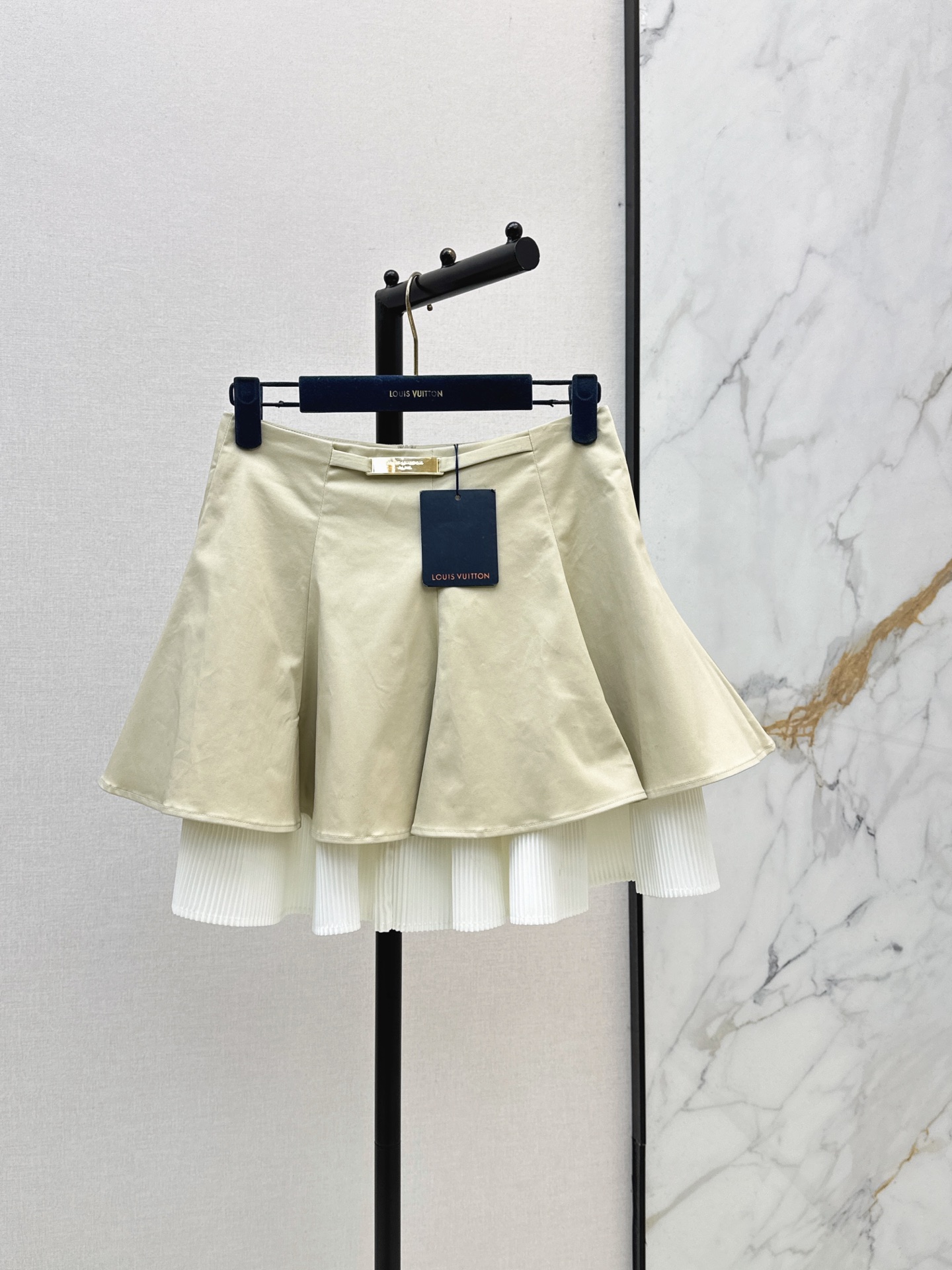 NO:900672,L Family 26Ss————Early autumn’s latest style of spliced ​​hem design pleated skirt, fashionable, low-key temperament, luxurious and advanced version, versatile and not picky, original customized technical fabrics, one color smlxl,, louis vuitton, skirts,19860909L家 26Ss————早秋最新款拼接裙摆设计压褶半裙时髦低调气质又奢华高级 版型百搭不挑人 原版定制科技面料 一色smlxl,,louis vuitton,skirts,,Women's clothing
