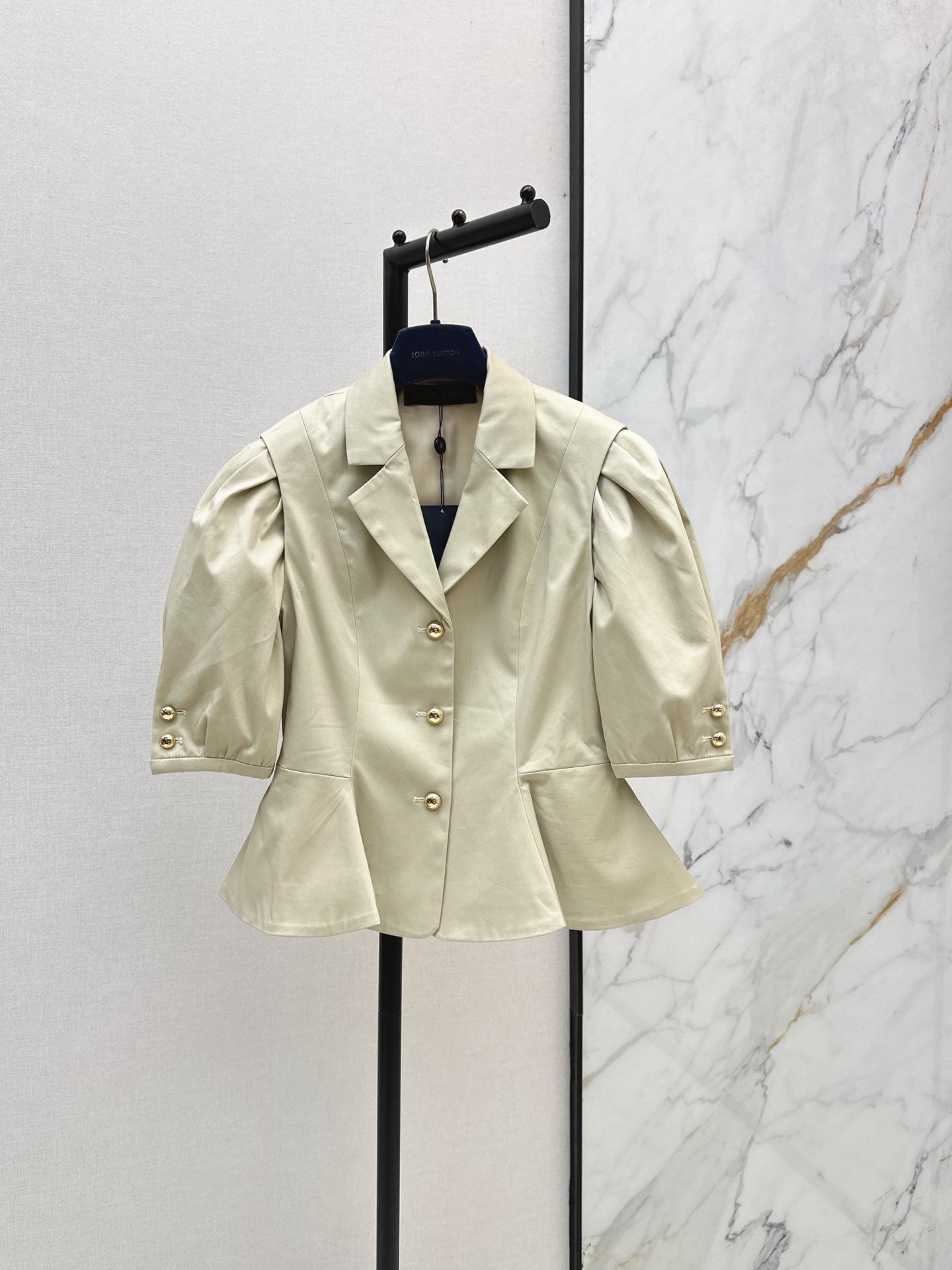NO:900666,L's 26Ss - the latest retro style lapel half-sleeved jacket in early autumn. Fashionable, low-key and luxurious. The style is versatile and not picky. Original customized technical fabrics. One color smlxl, louis vuitton, jackets & coats,19860909L家 26Ss———早秋最新款复古气质翻领半袖外套 时髦低调气质又奢华高级 版型百搭不挑人 原版定制科技面料 一色smlxl,,louis vuitton,jackets & coats,,Women's clothing