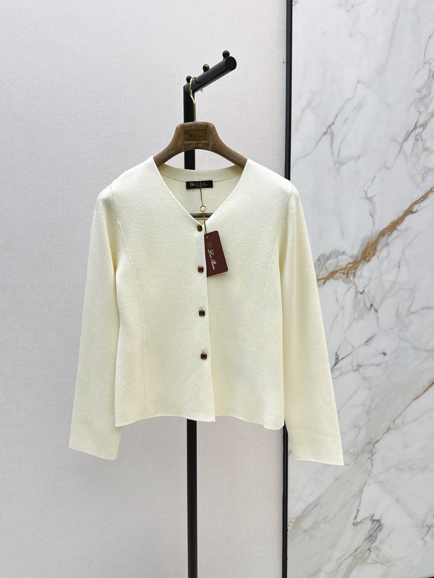 NO:900660,High-intellectual outfit LP 26Ss - the latest old money style outfit in early autumn. Temperament double-sided design cardigan jacket. Temperament layering artifact. Double knitting dense needle craft. Imported 100% wool yarn, soft and waxy, comfortable and incomparable texture. Minimalist temperament and casual atmosphere. White and rich beauty must-have high-end items. The version is tall and slim. Elegant and versatile. Two-color sml, loro piana, jackets & coats,19860909高智感穿搭 LP 26Ss————早秋最新款老钱风穿搭气质双面可穿设计开衫外套 气质叠搭神器 双织密针工艺 进口百分百羊毛纱线软糯舒适质感无敌赞 极简气质随性大气 白富美必备高级单品 版型上身高挑又显瘦 优雅百搭不挑人 两色sml,,loro piana,jackets & coats,,Women's clothing