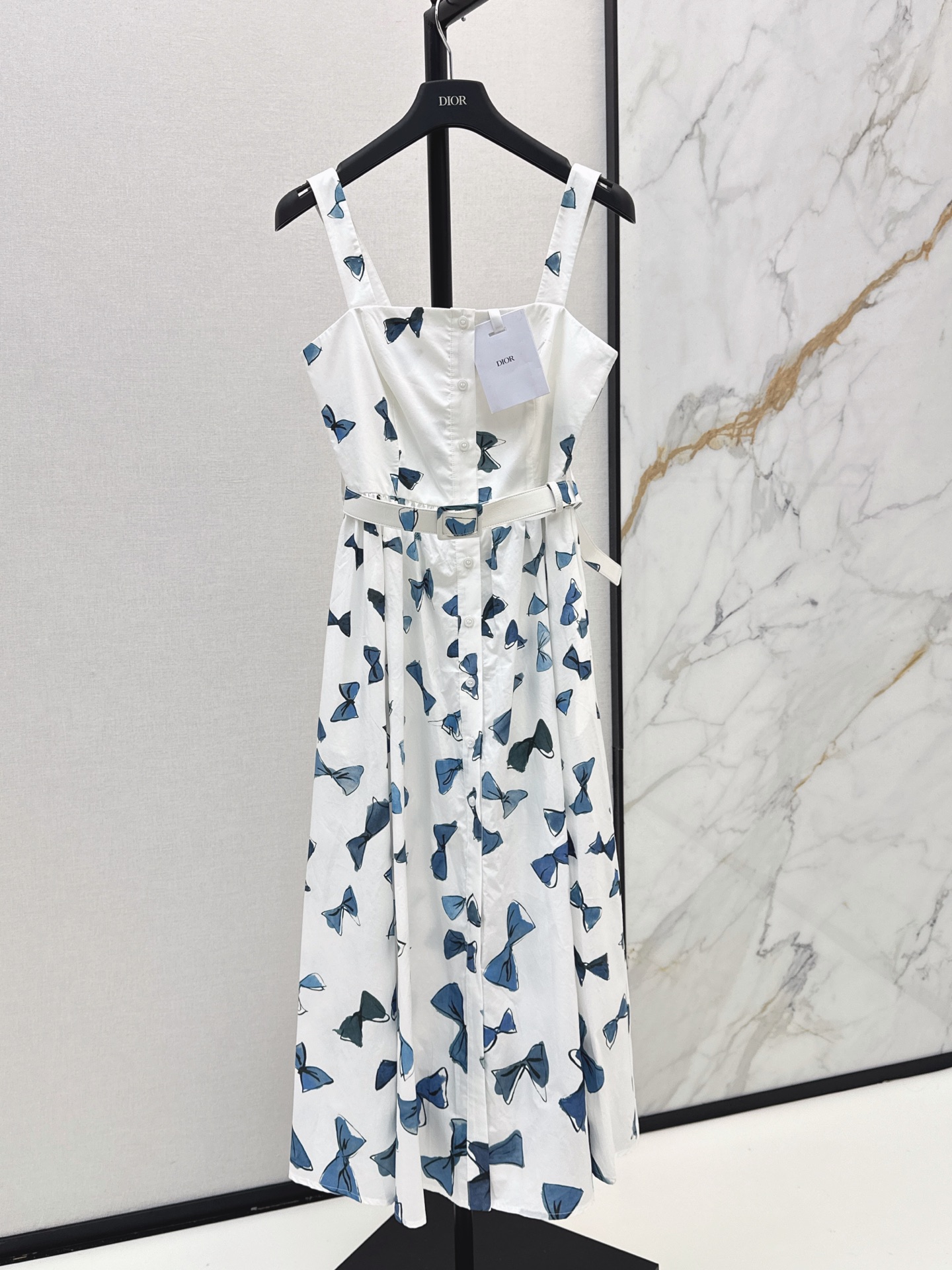 NO:900635,CD 26Ss————The latest spring and summer blue bow printed suspender long dress, fresh and elegant color block print pattern, full of elegant and romantic atmosphere. Imported cotton poplin fabric is comfortable and breathable. Square neck suspender. Single-breasted waist and A-cut skirt. Romantic and casual design. Elegant and charming temperament. One color sml,,skirts,19860909CD 26Ss————春夏最新款蓝色蝴蝶结印花吊带长款连衣裙清新淡雅的色块印花图案优雅浪漫氛围感拉满 进口棉府绸面料舒适透气 方领吊带 单排扣收腰A裁裙摆版型设计浪漫随性 气质优雅迷人 一色sml,,skirts,,Women's clothing