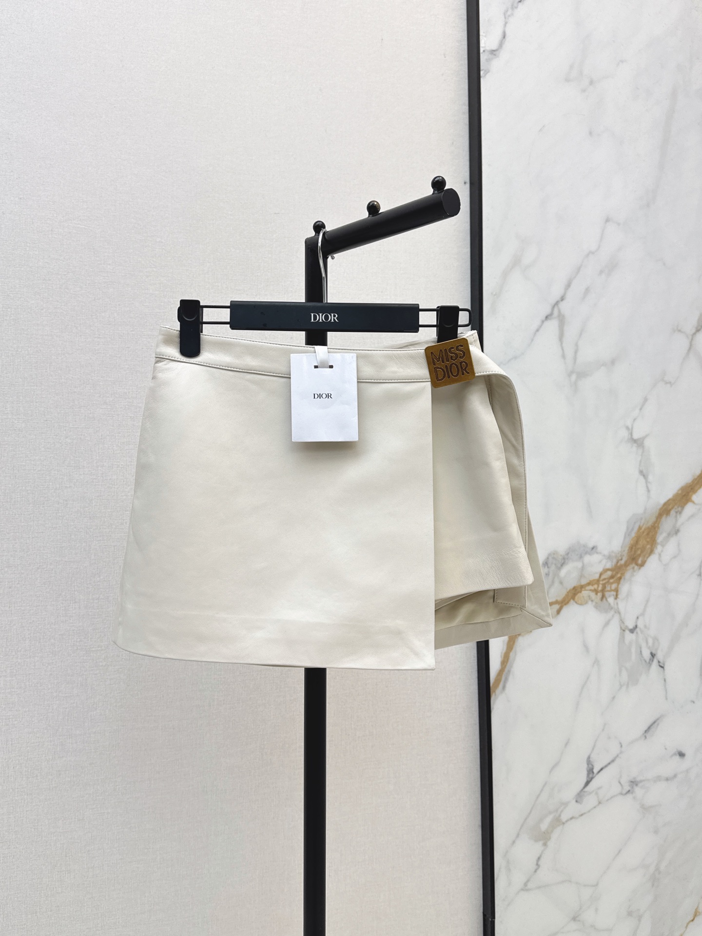 NO:900641,CD 26Ss - the latest missd series lambskin leather culottes in early autumn. This year's super popular leather culottes have been planted countless times. The perfect combination of cross-style leather skirts and trousers to achieve the visual sense of the upper body of a skirt while preventing exposure. It is cool, stylish and versatile. Suitable for various occasions. Two colors are available for sale smlxl, skirts, sheepskin,19860909CD 26Ss————早秋最新款missd系列小羊皮皮裤裙今年超火爆的被无数次种草的皮裤裙 交叉式皮裙与裤子的完美结合 实现半裙的上身视觉感 同时又能防走光 飒爽有型更百搭 适合各种场合 两色现货发售smlxl,,skirts,sheepskin,,Women's clothing