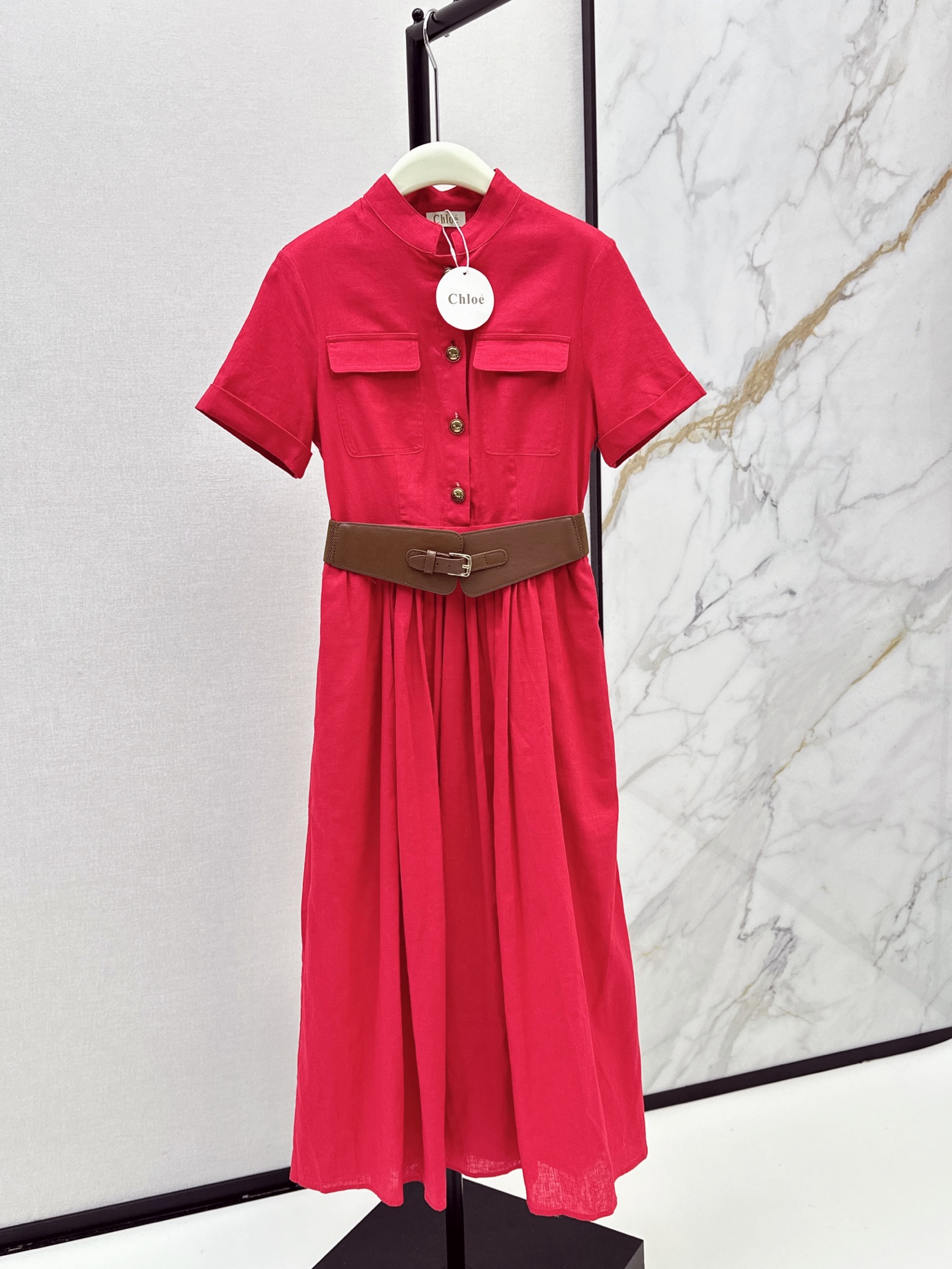 NO:900682,Exclusive first release of Ch～E 26Ss————The latest minimalist style stand-up collar short-sleeved dress for spring and summer. Old money and high-end. Minimalist design. High-waistline pleated large skirt tailoring. Paired with customized wide belt to tighten the waist. Easily separate the golden body proportions. Look slimmer and taller, suitable for daily or commuting. High-quality linen fabric. Very breathable and suitable for summer wear. Two-color sml, skirts, T-shirt, gold,19860909独家首发 Ch～E 26Ss————春夏最新款极简风立领短袖连衣裙 老钱又高级 极简设计感 高腰线压褶大裙摆剪裁版型 搭配定制宽版腰带收腰 轻松分割出黄金身材比例感 显瘦显高 不管是日常或者通勤都OK 高品质亚麻面料 透气性很好适合夏日穿搭 两色sml,,skirts,T-shirt,gold,,Women's clothing