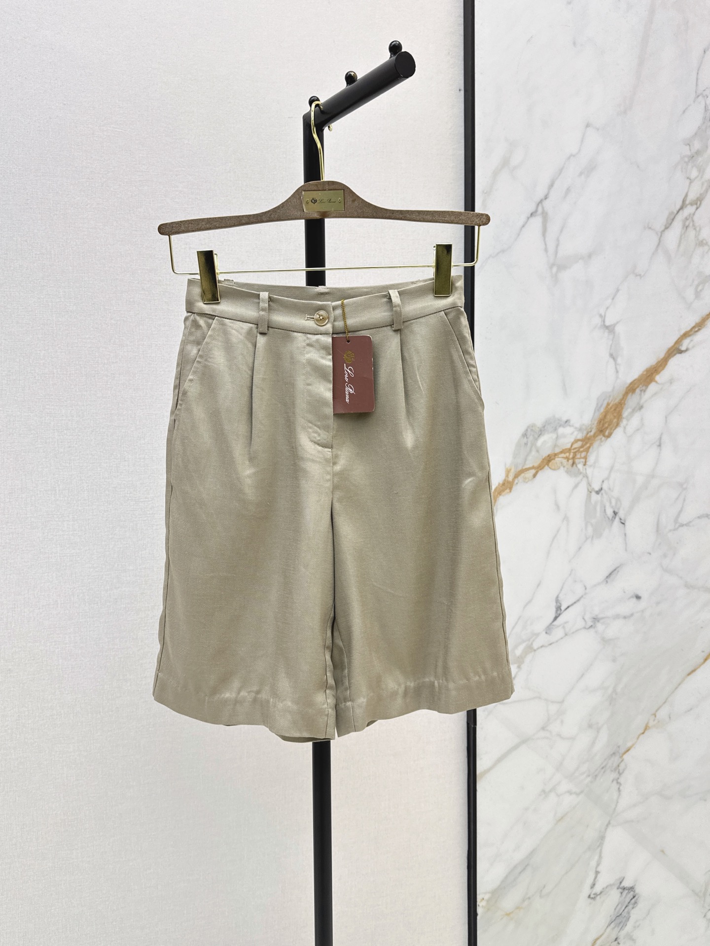 NO:900664,Exclusive first release of LP 26Ss - the latest spring and summer vacation old-money style suit, sleeveless vest + five-quarter pants. High-end minimalist style outfit with retro and casual vacation style. Elegant and grand. The secret is that the short vest is paired with wide-leg five-quarter pants. It visually separates the sense of proportion of the three-seven body. It is a practical way to show your height. It is made of linen fabric and has good breathability. Recommended to match it with two-color sml, loro piana,19860909独家首发 LP 26Ss———春夏最新款度度假老钱风套装无袖马甲+五分裤 高阶极简风穿搭 自带复古休闲的度假风格 优雅又大气 秘诀在于短款马甲搭配阔腿五分裤 视觉上分割出三七身材比例感 实打实的显高魔力穿法 采用亚麻面料 透气性很好 推荐一套搭配 两色sml,,loro piana,,Women's clothing
