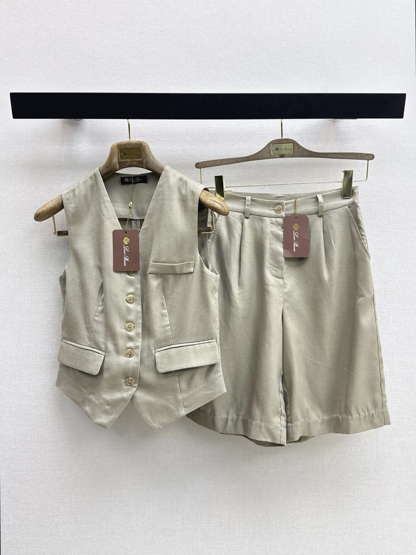 NO:900658,Exclusive first release of LP 26Ss - the latest spring and summer vacation old money style suit sleeveless vest + five-quarter trousers. High-end minimalist style outfit with retro and casual vacation style. Elegant and grand. The secret is that the short vest is paired with wide-leg 5-cent pants. It visually separates the sense of proportion of the three-seven body. It is a real magic way to show height. It is made of linen fabric and has good breathability. It is recommended to match it with two-color sml vest, loro piana,19860909独家首发 LP 26Ss———春夏最新款度度假老钱风套装无袖马甲+五分裤 高阶极简风穿搭 自带复古休闲的度假风格 优雅又大气 秘诀在于短款马甲搭配阔腿五分裤 视觉上分割出三七身材比例感 实打实的显高魔力穿法 采用亚麻面料 透气性很好 推荐一套搭配 两色sml 马甲,,loro piana,,Women's clothing
