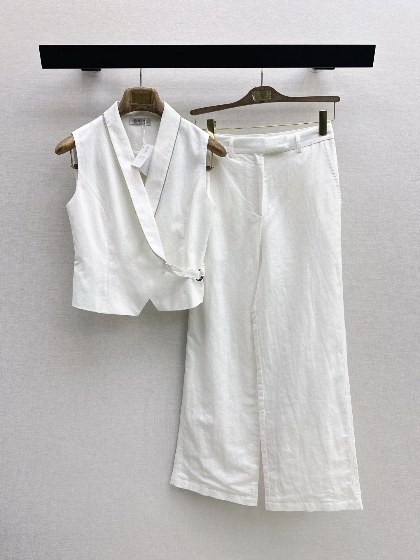 NO:900652,Vest, pants, Bc 26Ss————The latest old money style linen suit for spring and summer. Side-button waist lapel vest + cashew flower lining printed vest + nine-point trousers. Classic bead chain edging design. Full of high-end feel. Retro casual and fashionable. Minimalism retains elegant femininity. Refreshing and clean. One set of upper body is super tall. It can also be matched separately. It is also a very versatile item. It is made of imported linen fabric and is very comfortable against the body.  two color sml,,19860909马甲 裤Bc 26Ss————春夏最新款老钱风穿搭亚麻套装侧扣收腰翻领马甲+腰果花内衬印花马甲+九分西裤 经典珠链镶边设计 高级感满满 复古休闲又时髦 极简主义又保留了优雅女人味 清清爽爽 干干净净 一套上身超级显高 也可以分开搭配 同样是非常百搭的单品 采用进口亚麻面料 贴身太舒服了 两色sml,,,Women's clothing