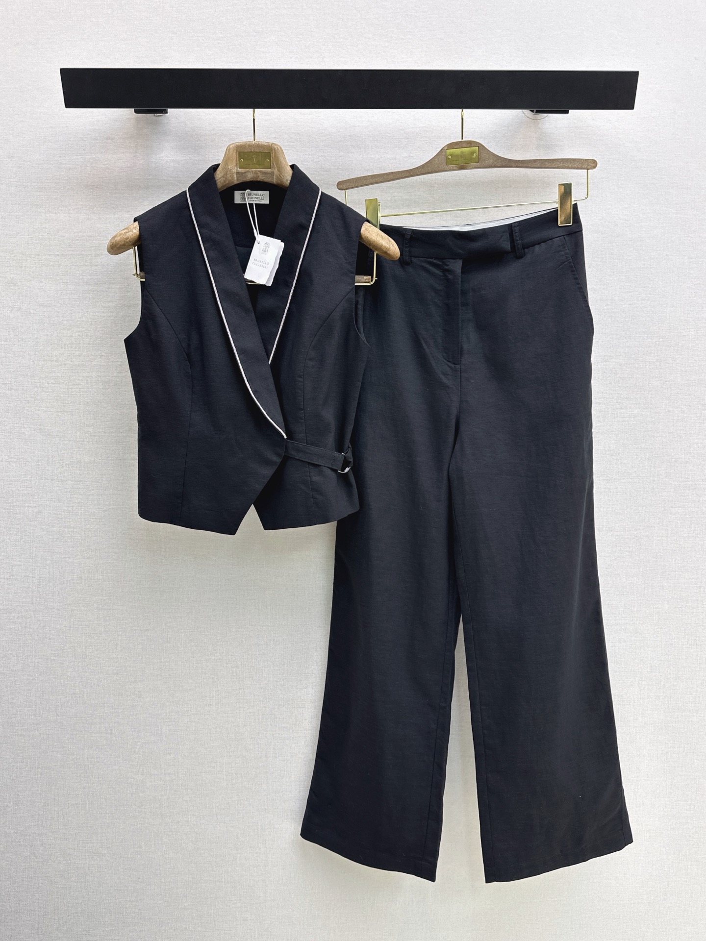 NO:900649,Vest, pants, Bc 26Ss - the latest old money style linen suit for spring and summer. Side-buttoned waist lapel vest + cashew flower lining printed vest + nine-point trousers. Classic bead chain edging design. Full of high-end feel. Retro casual and fashionable. Minimalism retains elegant femininity. Refreshing and clean. One set of upper body is super tall. It can also be matched separately. It is also a very versatile item. It is made of imported linen fabric and is very comfortable against the body.  two color sml,,19860909马甲 裤 Bc 26Ss————春夏最新款老钱风穿搭亚麻套装侧扣收腰翻领马甲+腰果花内衬印花马甲+九分西裤 经典珠链镶边设计 高级感满满 复古休闲又时髦 极简主义又保留了优雅女人味 清清爽爽 干干净净 一套上身超级显高 也可以分开搭配 同样是非常百搭的单品 采用进口亚麻面料 贴身太舒服了 两色sml,,,Women's clothing