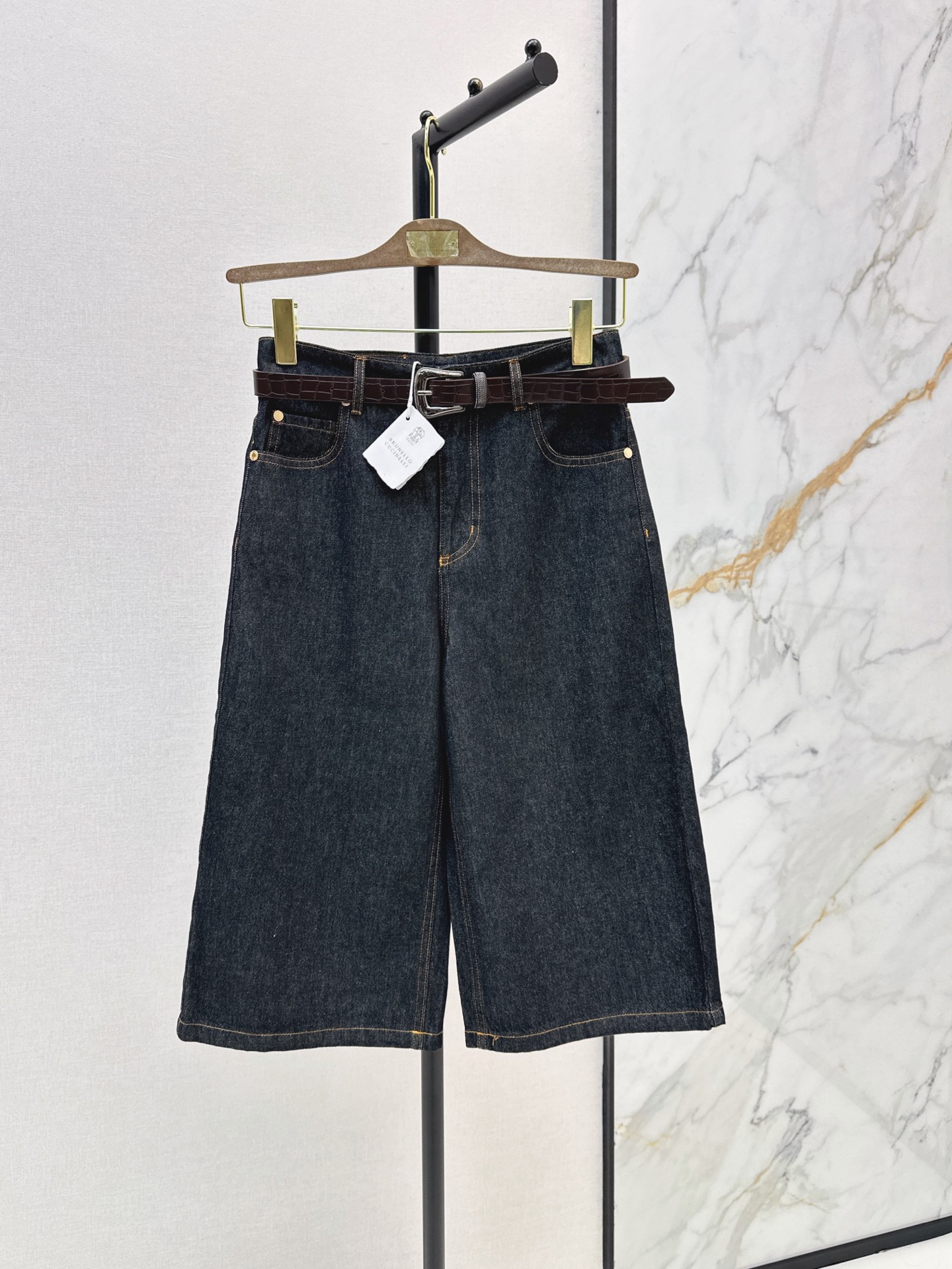 NO:900643,Exclusive first release of Bc 26Ss - the latest belt-embellished mid-denim trousers for early autumn. High-end light luxury Italian minimalist style. Get～A must-have stacking tool. Retro enzyme washing process. Classic straight trousers with a great upper body and leg length ratio. Original color enzyme washed denim fabric. Delivery belt. One color sml,,19860909独家首发 Bc 26Ss————早秋最新款腰带装饰牛仔中裤高阶轻奢意式极简风穿搭Get～必入叠搭神器 复古酵素洗水工艺 经典直筒裤型上身腿长比例超赞 原色酵素洗水牛仔面料 配送腰带 一色sml,,,Women's clothing