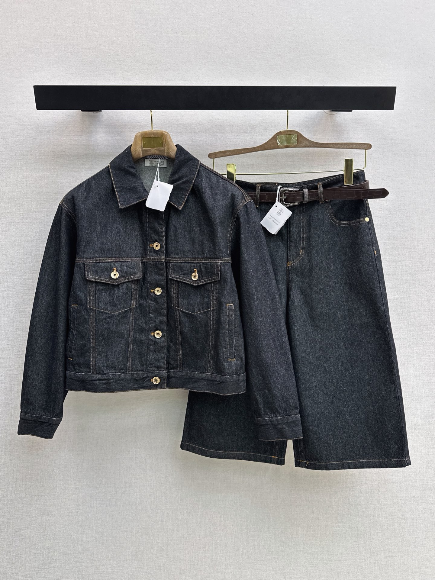 NO:900638,Exclusive debut Bc 26Ss——————Early autumn latest loose washed denim jacket high-end light luxury Italian minimalist outfit Get~ Straightforward and fashionable, can be worn in spring, summer and autumn. Relaxed and fashionable, with a sense of freedom and ease. It is an item that can never go wrong no matter how you match it. Original color enzyme washing process. Recommended to match one color sml,, jackets & coats,19860909独家首发 Bc 26Ss—————早秋最新款宽松洗水牛仔外套高阶轻奢意式极简穿搭Get～ 率性时髦 兼具春夏秋三季的穿着 松弛有度的时髦感 自带洒脱感 属于怎么搭配都不会出错的单品 原色酵素洗水工艺 推荐一套搭配 一色sml,,jackets & coats,,Women's clothing