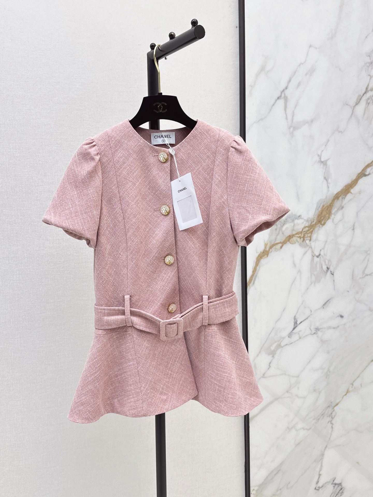NO:900634,Exquisite little jacket C Home 26Ss————Early autumn’s latest age-reducing pink fishtail design waisted woven jacket. It looks like a wealthy lady. The upper body has a noble temperament. It can be elegant or casual. The color is very beautiful. The heavily customized gold thread weaving. The fabric is also very special. It is matched with flower buttons and details online. One color sml,,chanel,jackets & coats,19860909精致感小外套 C家 26Ss————早秋最新款减龄粉色系鱼尾设计收腰编织外套 富贵小姐姐即视感 上身自带一种高贵气质 可优雅可休闲 配色很好看 重磅定制的金线编织 面料也很特殊 搭配花朵扣子细节感在线 一色sml,,chanel,jackets & coats,,Women's clothing