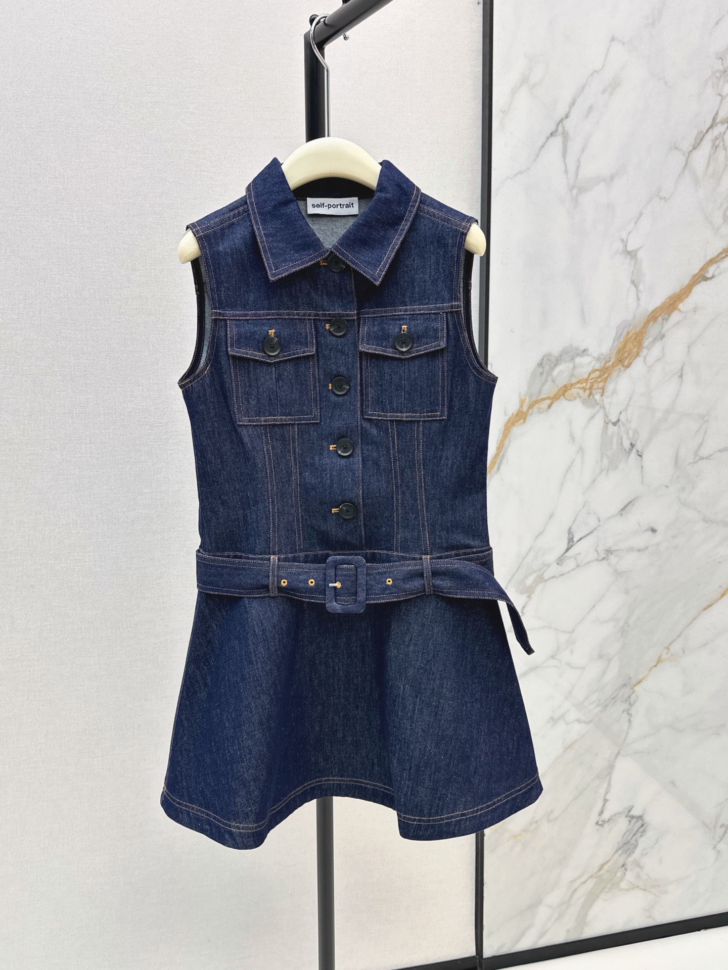NO:900629,Playful and age-reducing SP 26Ss - the latest spring and summer double-pocket decorated lapel denim dress. Original color enzyme washed denim cotton fabric. Full of stiffness. Sweet and salty denim skirt. The denim element has a touch of coolness. It is matched with a belt to tighten the waist and an A-line skirt at the hem. The upper body is for a long-legged girl. One color sml,,skirts,19860909俏皮减龄 SP 26Ss———春夏最新款双口袋装饰翻领牛仔连衣裙原色酵素洗水牛仔棉面料 挺括感十足 可甜可盐牛仔裙 牛仔元素带有一丝酷感 搭配腰带收腰版型和下摆A字裙摆 上身就是大长腿妹子 一色sml,,skirts,,Women's clothing