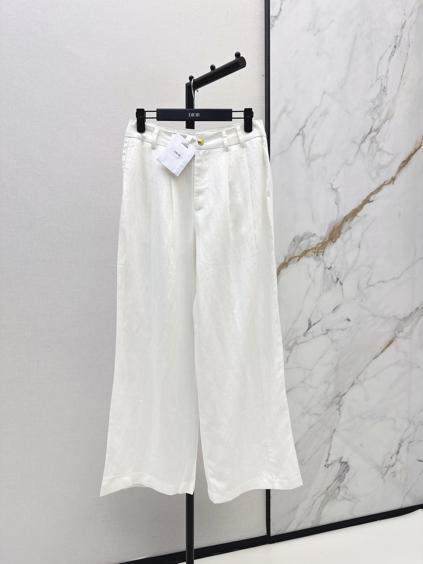 NO:907286,CD 26Ss————The latest spring and summer minimalist style versatile linen straight pants. Old money style linen pants with a sense of relaxation. Natural linen texture. Just needed in summer. High waist and front pleated wide leg version. Easily hide the crotch flesh. In seconds, the legs become straight and long. Good for commuting, vacation and daily outing. Two colors sml,,19860909CD 26Ss————春夏最新款极简风百搭亚麻直筒裤 老钱风天花板自带松弛感的亚麻神裤 天然亚麻肌理 夏日刚需 高腰前褶阔腿版型 轻松藏住胯部肉肉 秒变笔直大长腿 通勤度假日常出街都好搭 两色sml,,,Women's clothing
