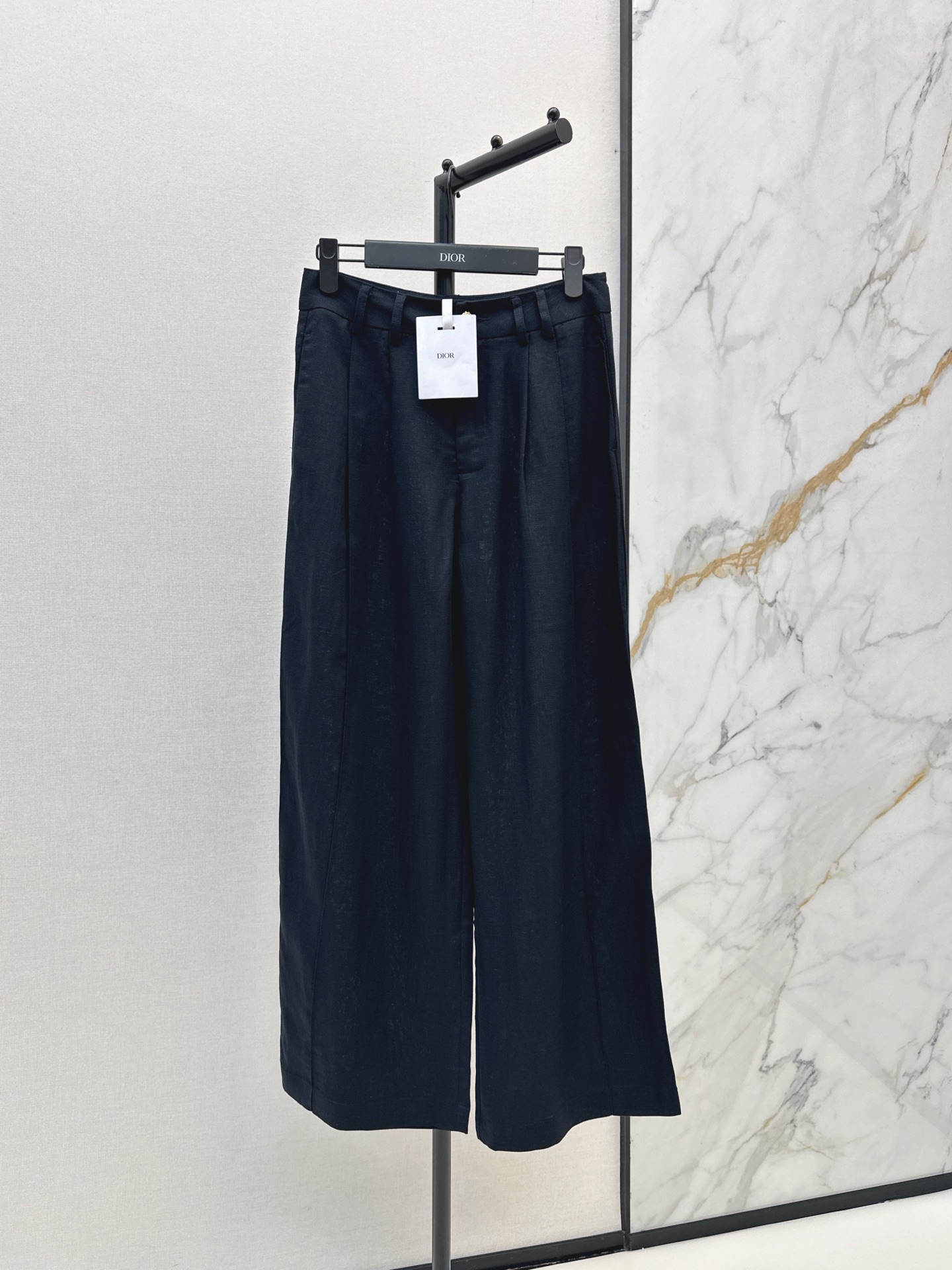 NO:907280,CD 26Ss————The latest spring and summer minimalist style versatile linen straight pants. Old money style linen pants with a sense of relaxation. Natural linen texture. Just needed in summer. High waist and front pleated wide leg version. Easily hide the crotch flesh. In seconds, the legs become straight and long. Good for commuting, vacation and daily outing. Two colors sml,,19860909CD 26Ss————春夏最新款极简风百搭亚麻直筒裤 老钱风天花板自带松弛感的亚麻神裤 天然亚麻肌理 夏日刚需 高腰前褶阔腿版型 轻松藏住胯部肉肉 秒变笔直大长腿 通勤度假日常出街都好搭 两色sml,,,Women's clothing